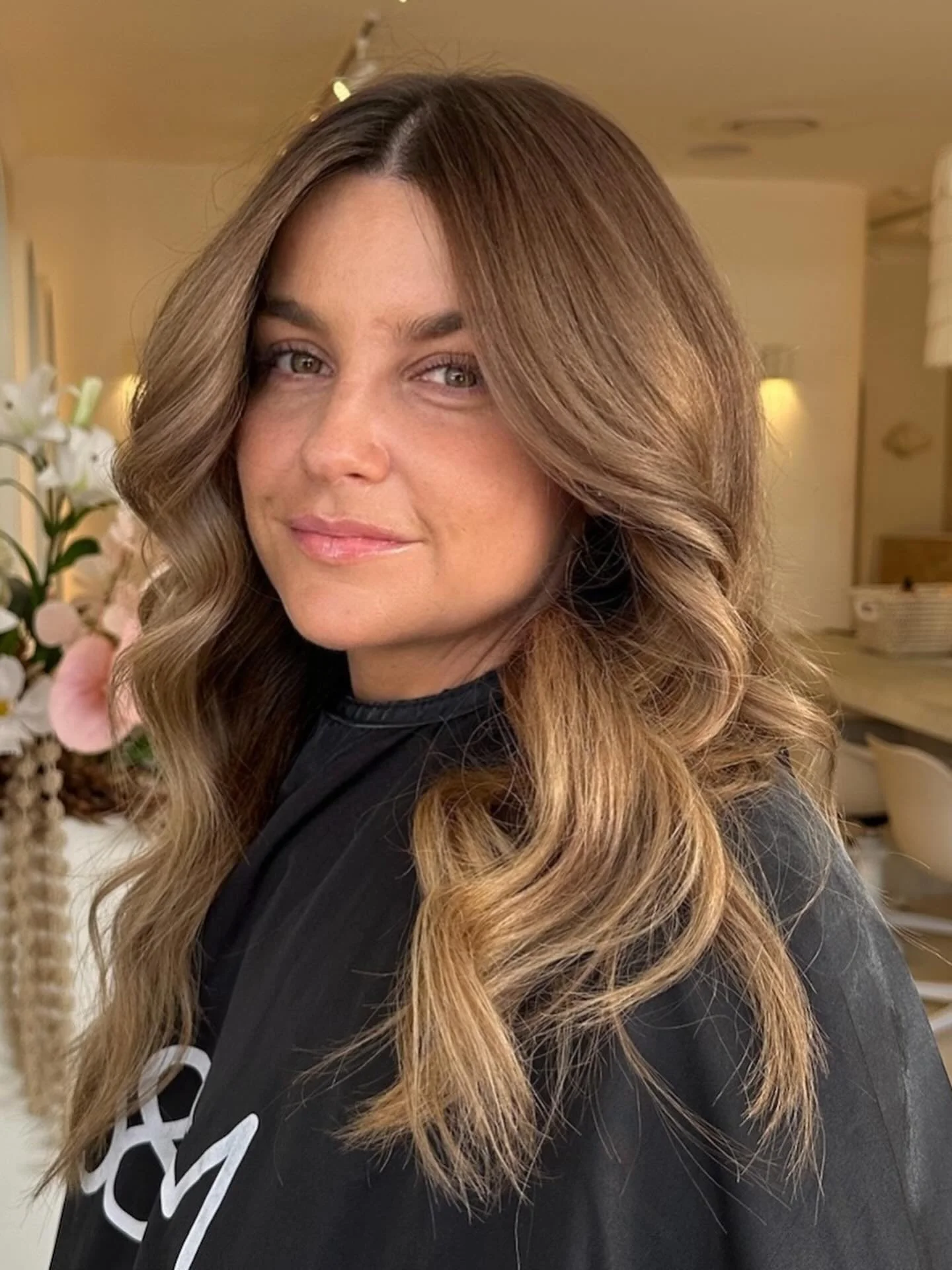 Has anyone else had the itch to go from blonde to brunette? THIS is your sign! 

@kiera_theyoungblondesalon slaying as always 🤍