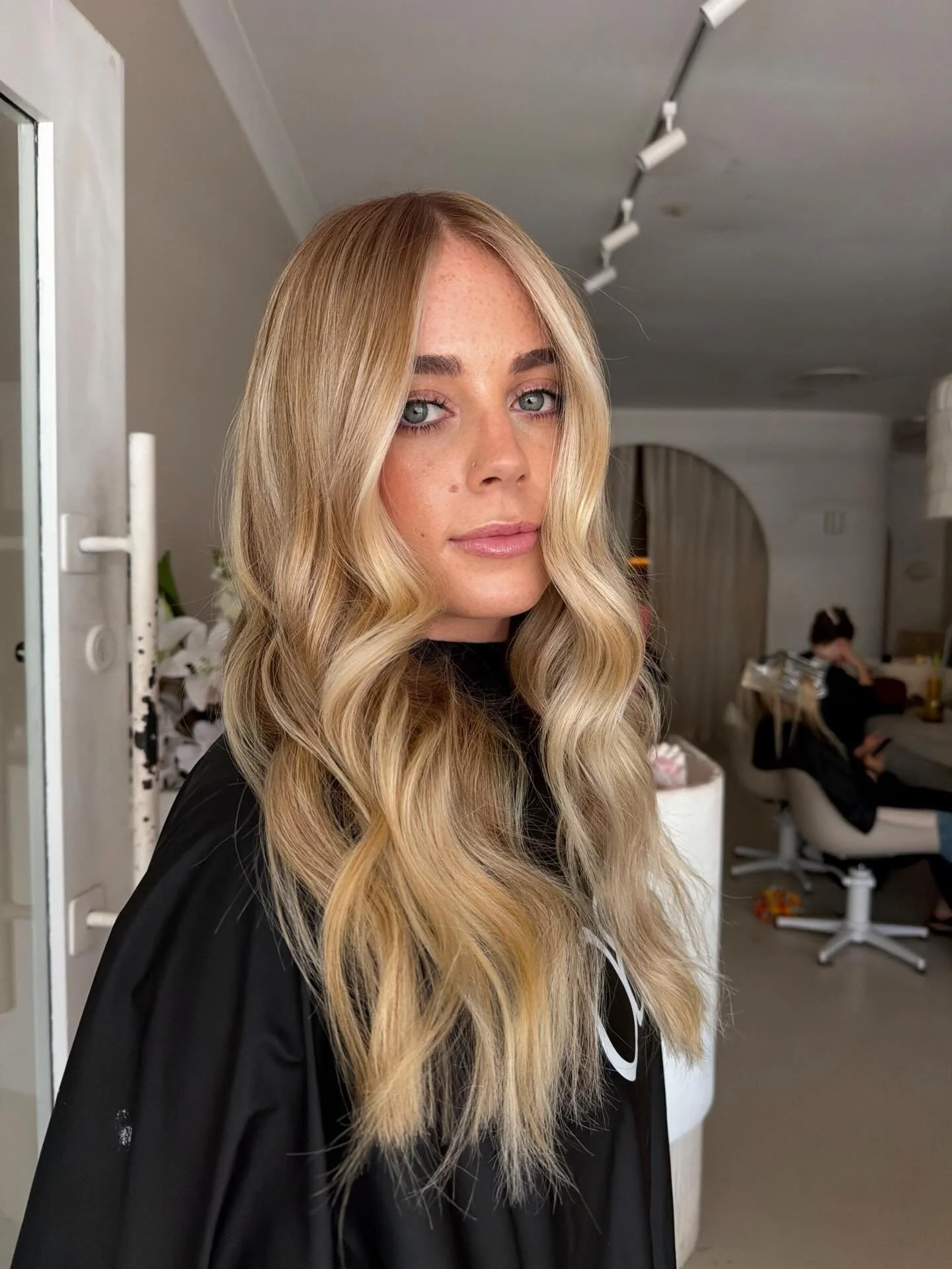 Transformation queen @soph_theyoungblondesalon 🤌🏼

A glow up like this will take roughly 4-5 hours! Teasing, weaving, brushing, painting &amp; SO much more goes into this process! 

How stunning is this after!