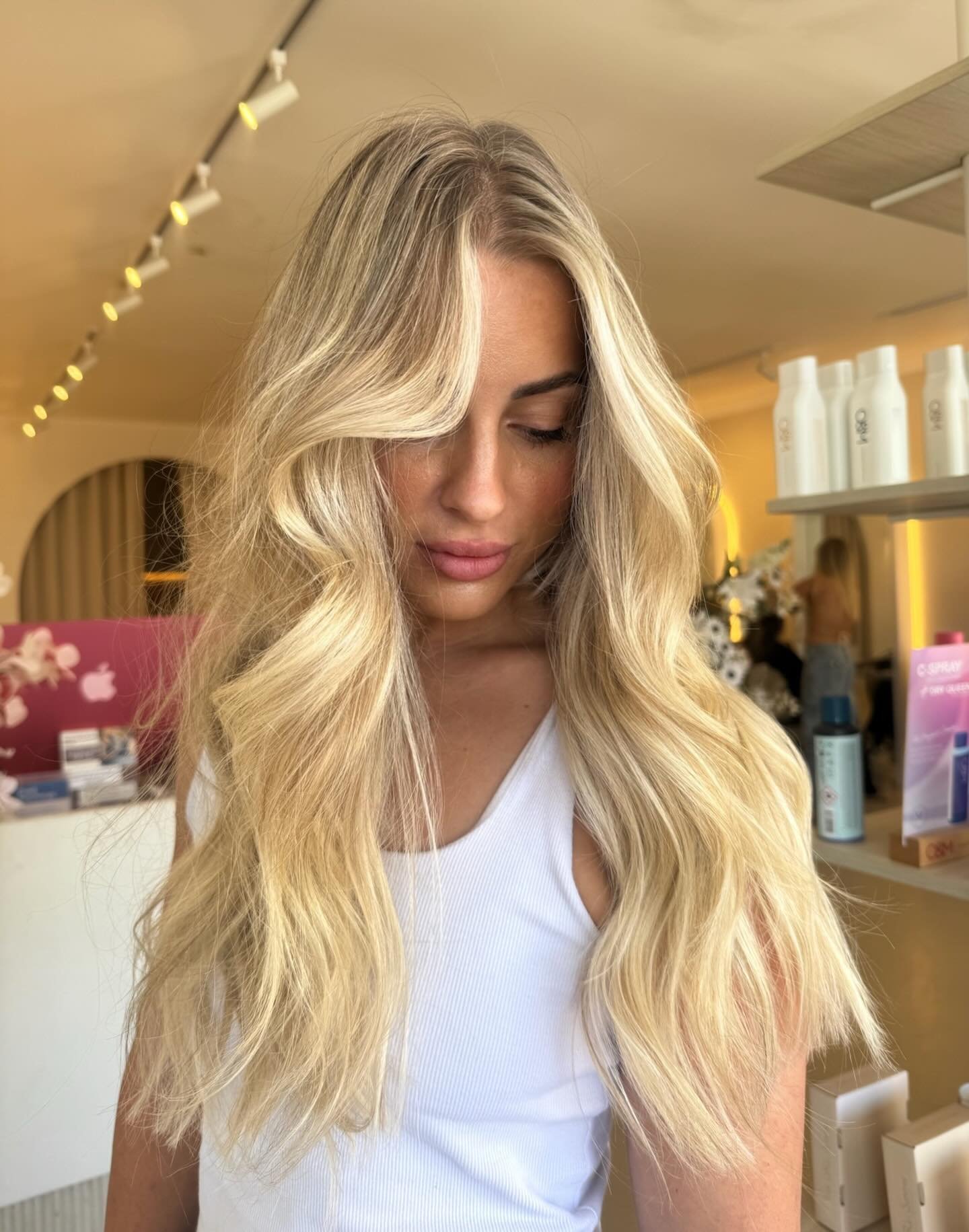 Easter bunny delivered this year 💇🏼&zwj;♀️ 

@emma_theyoungblondesalon slaying the blonde game! &amp; she still has PROMOS available!