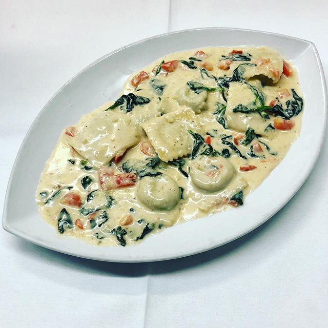 Special homemade ravioli
Filled with mushrooms, cheese, served with Basil, diced tomatoes, Vodka Sauce