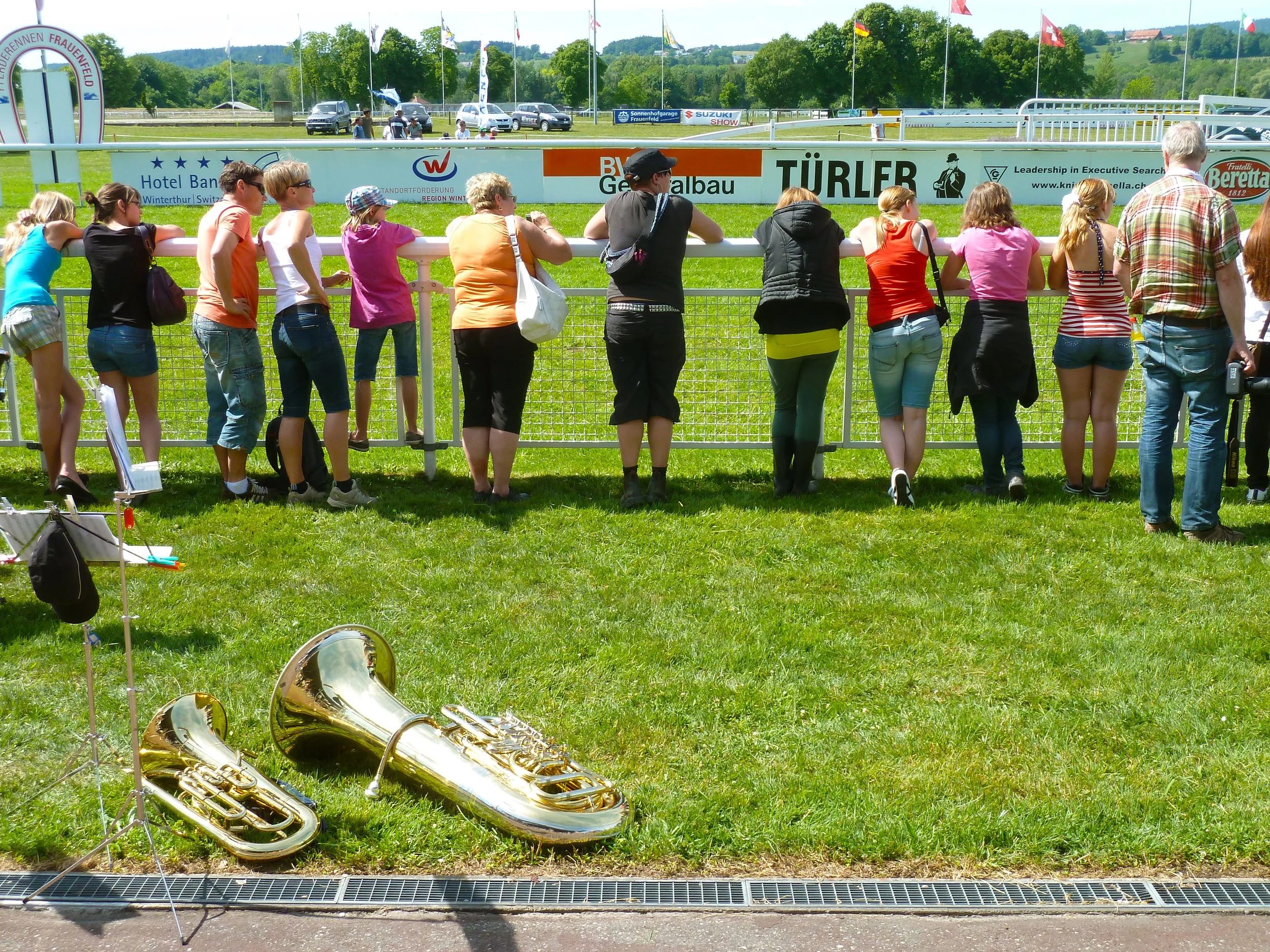 PAUSE AM PFERDERRENNEN