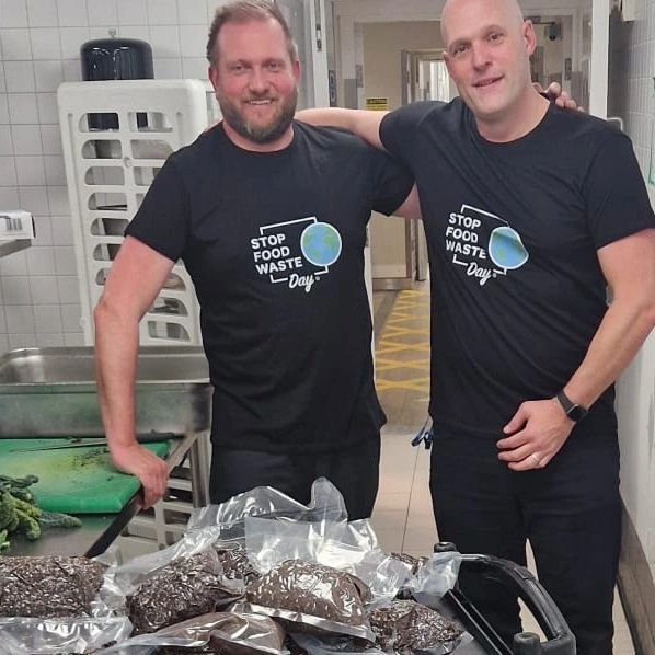 LET'S GO! 💪
Scott and Nathan have had a busy morning getting ready for #stopfoodwasteday in the kitchen, vat packing grounds, which can be taken home to use in your garden this summer! 
#stopfoodwaste
#helpfoodwaste 
#foodwaste