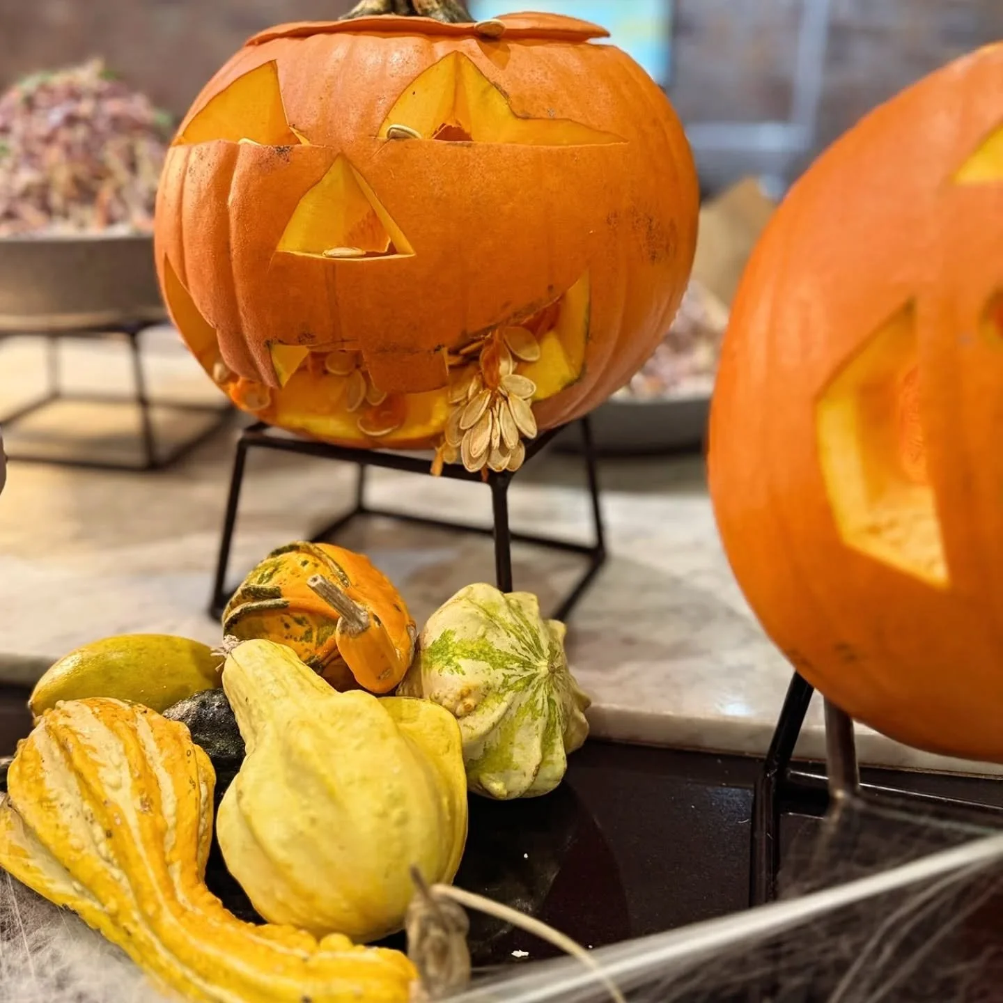 Pumpkins, spiderwebs, and spooky treats - Oliver’s is ready for the ultimate Halloween feast! ππ»