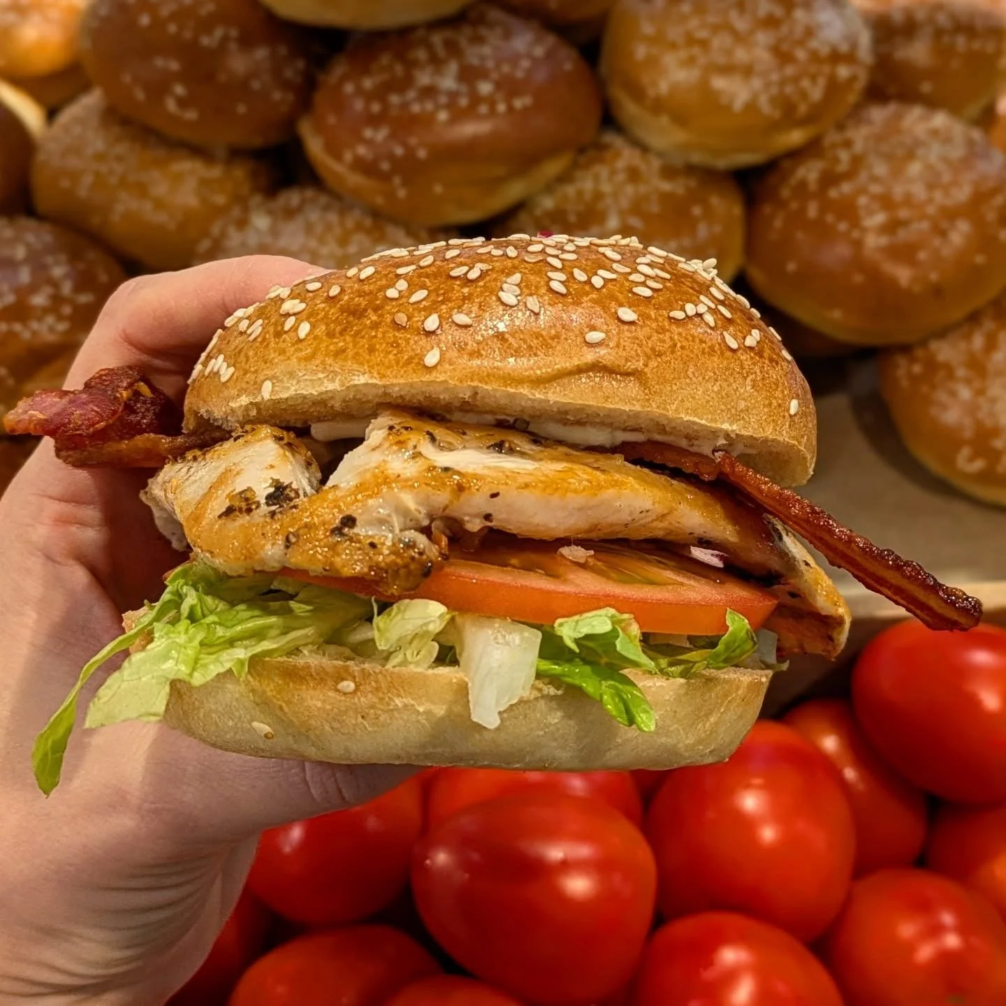Today&rsquo;s Oliver&rsquo;s Choice is packed with flavour - enjoy our Grilled chicken sandwich served in a soft, warm bun. 🍔✨
And for our veggie lovers, a delicious vegetarian option is also available.
Big flavour, small price!