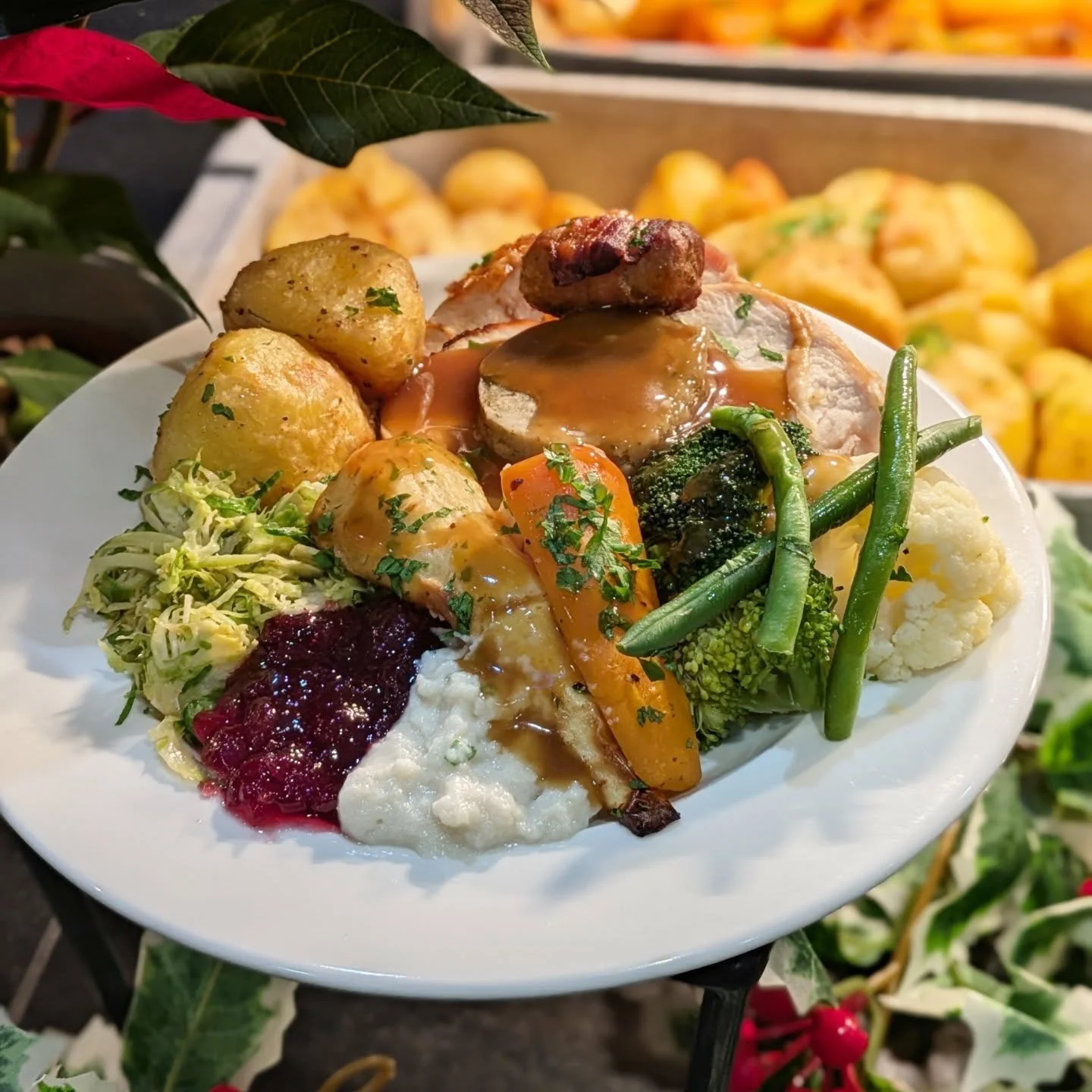 Tis the season to tuck in! 🎄🦃🎁 Turkey, trimmings, puddings, pies and yum in every slice of yule log.
Our team sends warm Christmas wishes your way- hope your day is as joyful as this feast! ✨