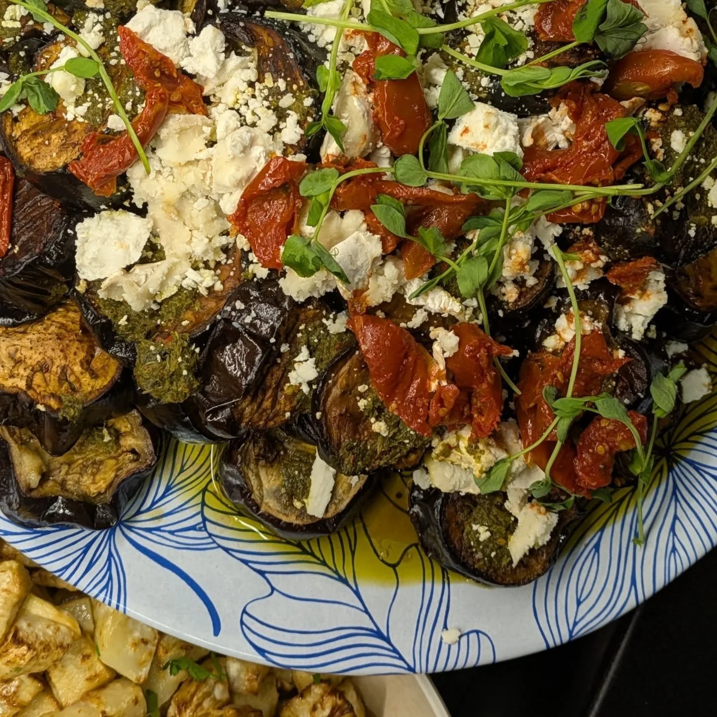 And to balance all that crunch and pasta love&hellip; enter FieldTray 🥗🌱
Our salad bar is all about what&rsquo;s in season, grown close to home, and bursting with real flavour. Fresh, vibrant, no fuss - just local produce doing its thing.