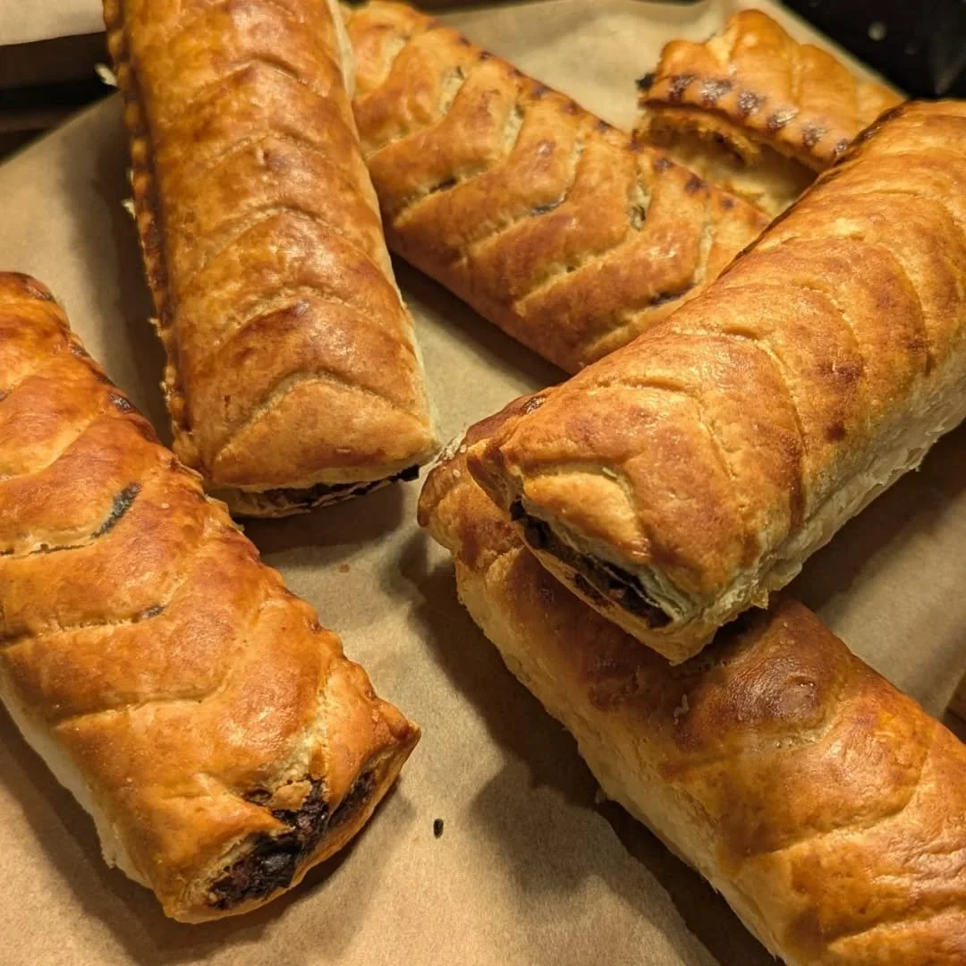 Fancy catching some rays over lunch? ☀️ ✨️ 

Swing by Oliver's restaurant, grab a golden, flaky pastry or a stacked sandwich from Crust Club 🥪🔥 

Take it to go for the perfect fresh, tasty lunch to enjoy in the sun 🌞