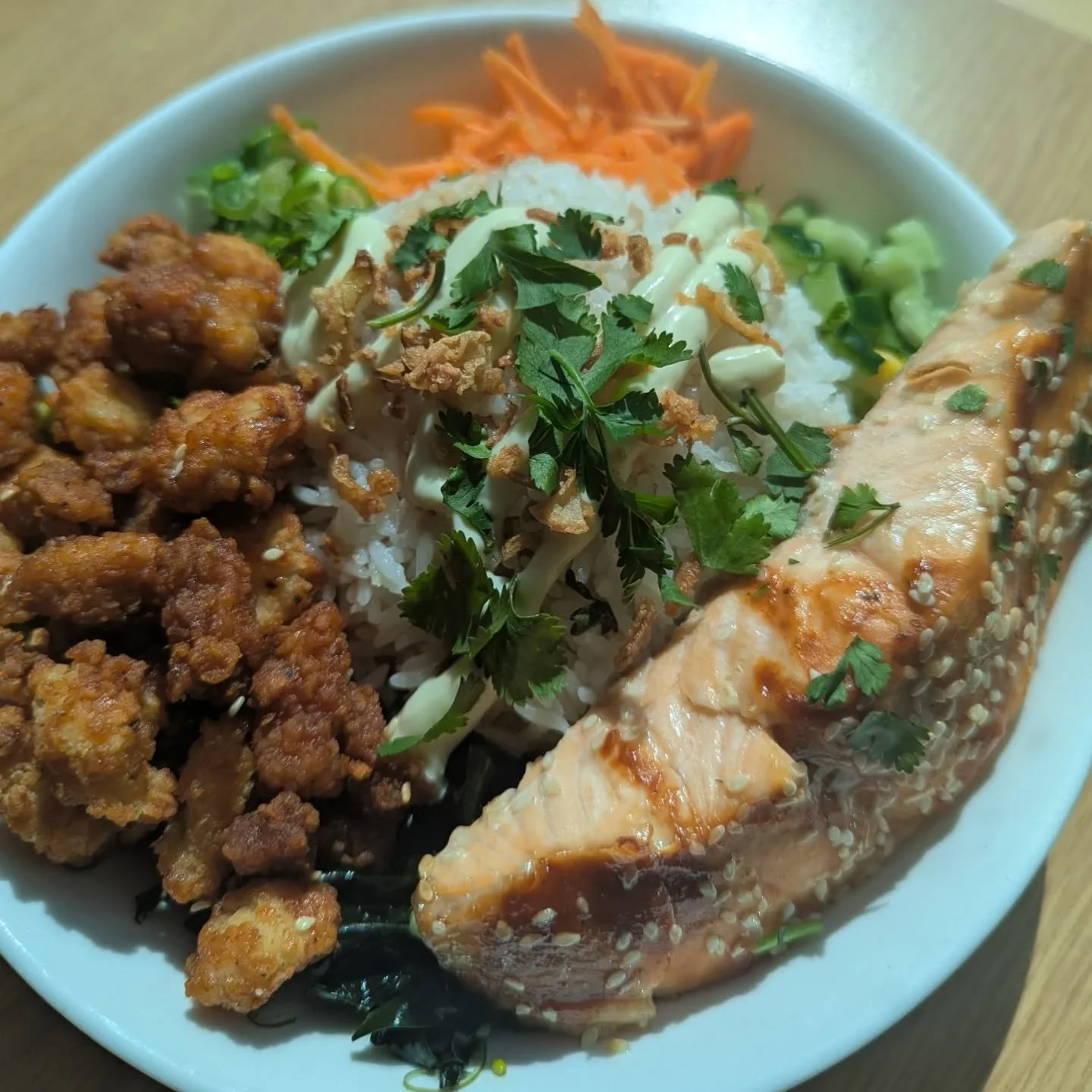 Poke Bay is back in Oliver's restaurant today! 🔥✨

Choose your protein...
✨Crispy Tofu
✨Teriyaki Chicken
✨Teriyaki Salmon
✨50:50 Veg &amp; Meat 

Served with a dome of sticky white rice, and topped with your choice of fresh, vibrant veggies 🥕

Fres