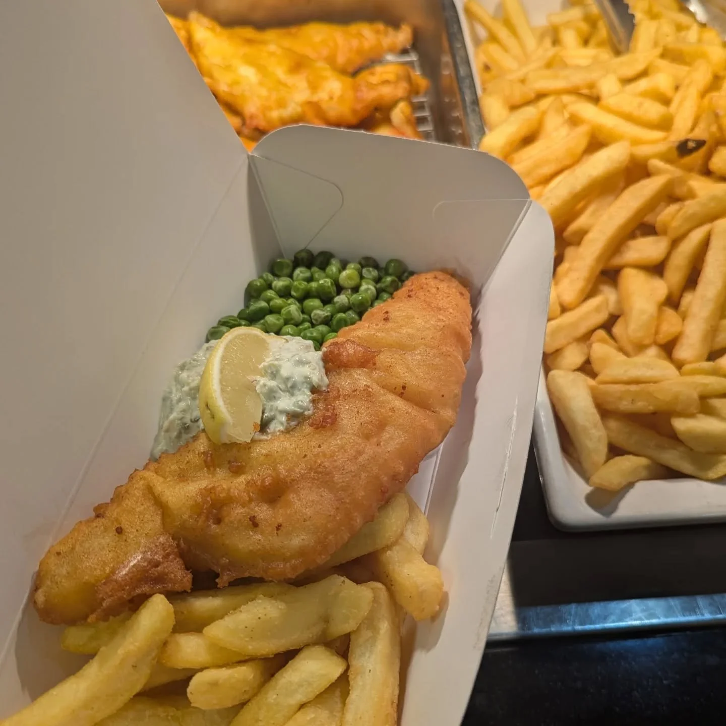It's fish &amp; chip Friday!! 🔥🐟 

Oliver's is serving up comforting pub classics, the perfect way to end the week ✨

Grab a crispy, golden fish and chips, served with tartare sauce and a slice of lemon 🍋 Choose your sides from fresh garden peas, 