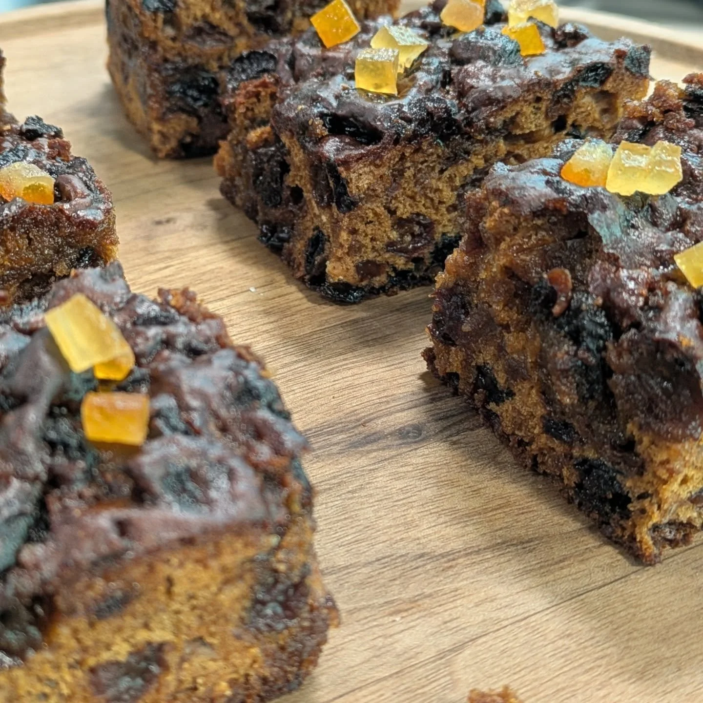 Happy National Tea Day ☕✨

We&rsquo;re celebrating with two delightful new additions to our Hej bakery table&hellip;

🍪 Earl Grey flavoured shortbread &ndash; buttery, delicate, and infused with that unmistakable citrusy aroma

🍰 Tea-infused fruit 