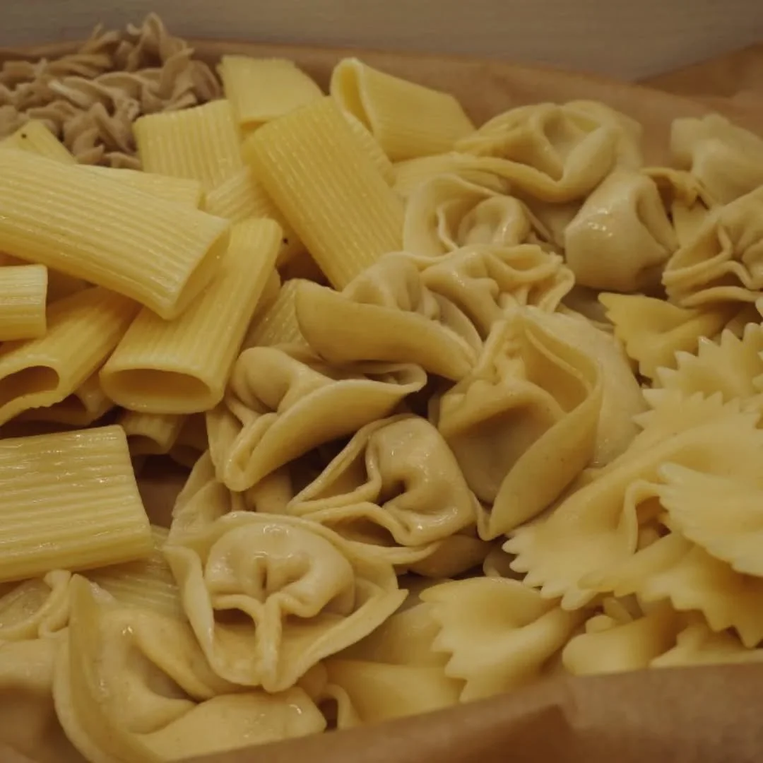 Need something fast, fresh &amp; full of flavour? 🍝⚡
Try Salvatore&rsquo;s pasta counter at Oliver&rsquo;s today.

Choose your pasta shape - fusilli, gnocchi or farfalle.
Pick your sauce - arrabbiata, beef ragu, cacio e pepe or vegan pesto 🌿

Watch