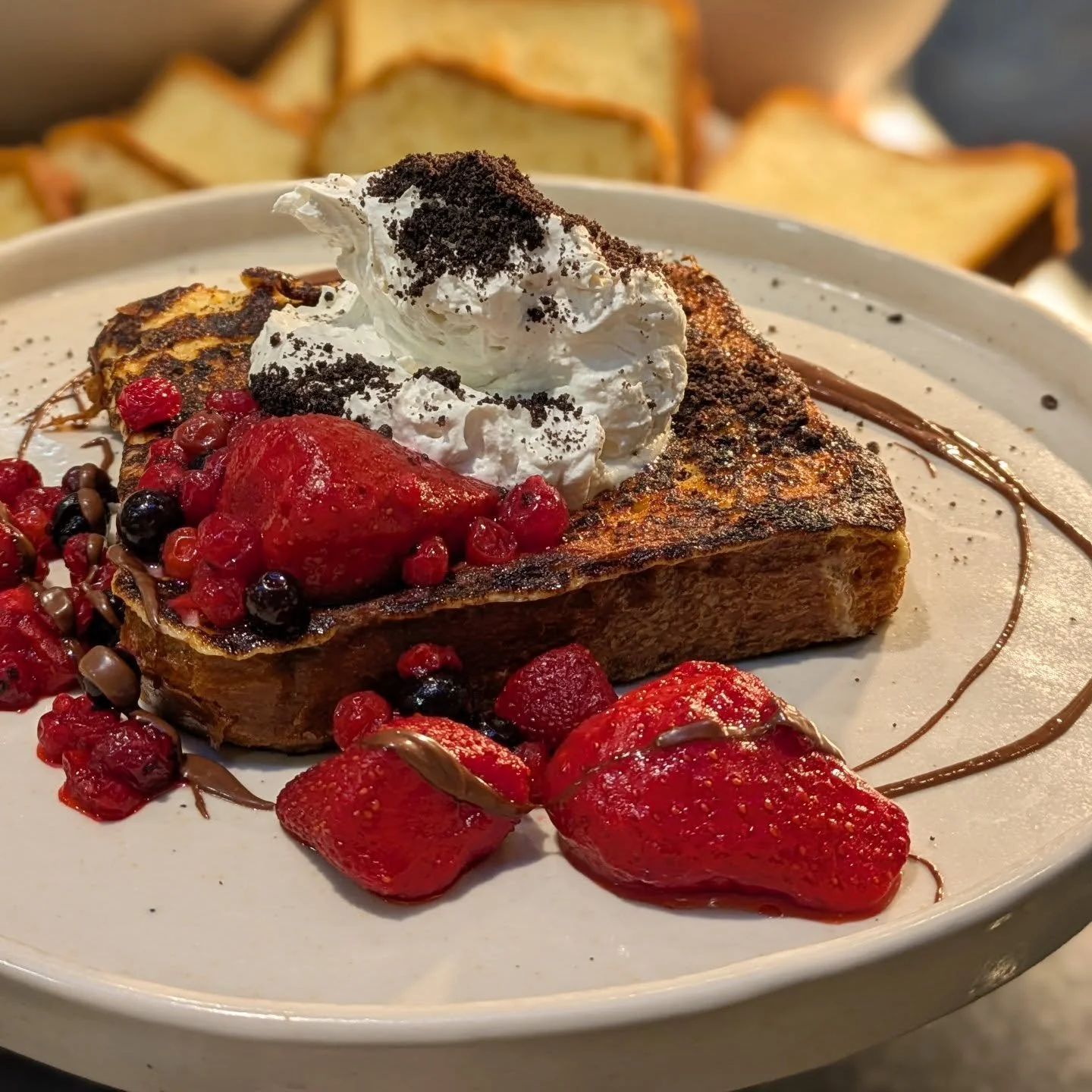 Fri-yay tastes better with brioche French toast 🤎✨
Nutella drizzle, fresh berries, Oreo crumb, and all the sweet weekend vibes 🍓🍫