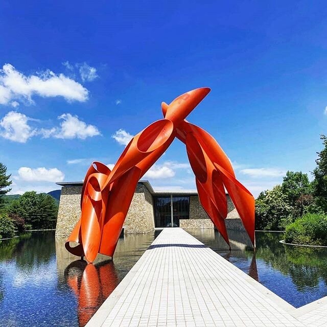 Opened in 2013, the Museum SAN, located in a beautiful city of Wonju offers its visitors one of a kind experience. The letters SAN stand for Space, Art, and Nature, and it all really becomes one when you step into its grounds. There are various rooms
