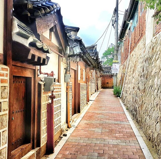 Visiting Bukchon Hanok Village feels like stepping back into the Joseon Dynasty and there is a reason why! Its picturesque alleyways of traditional Korean houses creates a mysterious atmosphere, well loved within the K-Drama industry too. Have you wa