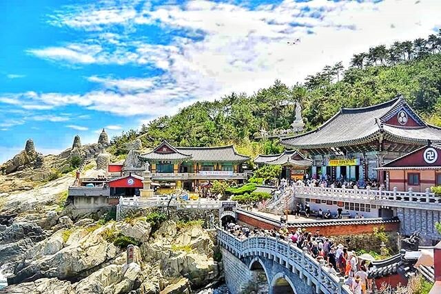 Situated on the coast of Busan, this historical temple offers visitors the rare find of a temple along the shore line with the stunning views. First built in 1376 it creates a marvellous spectacle as it overlooks the stunning ocean.&nbsp;🌊 Many peop