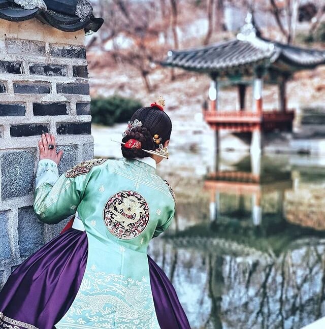 Ever wondered what the different colours on Korean hanbok mean? 🤔 Check out our new blog post to discover the secrets and choose a handbook for yourself!

Check the link in bio!

A massive thanks to @hotpickorea for letting us use their pictures in 