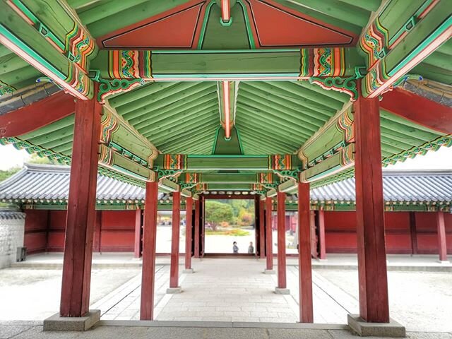 Where time stands still.. Did you know there are FIVE Grand Palaces in Seoul? 😲  Gyeongbokgung Palace, Changdeokgung Palace, Gyeonghuigung Palace, Deoksugung Palace and Changgyeonggung Palace.

Do you think you'd be able to visit them all? 😊

Live 