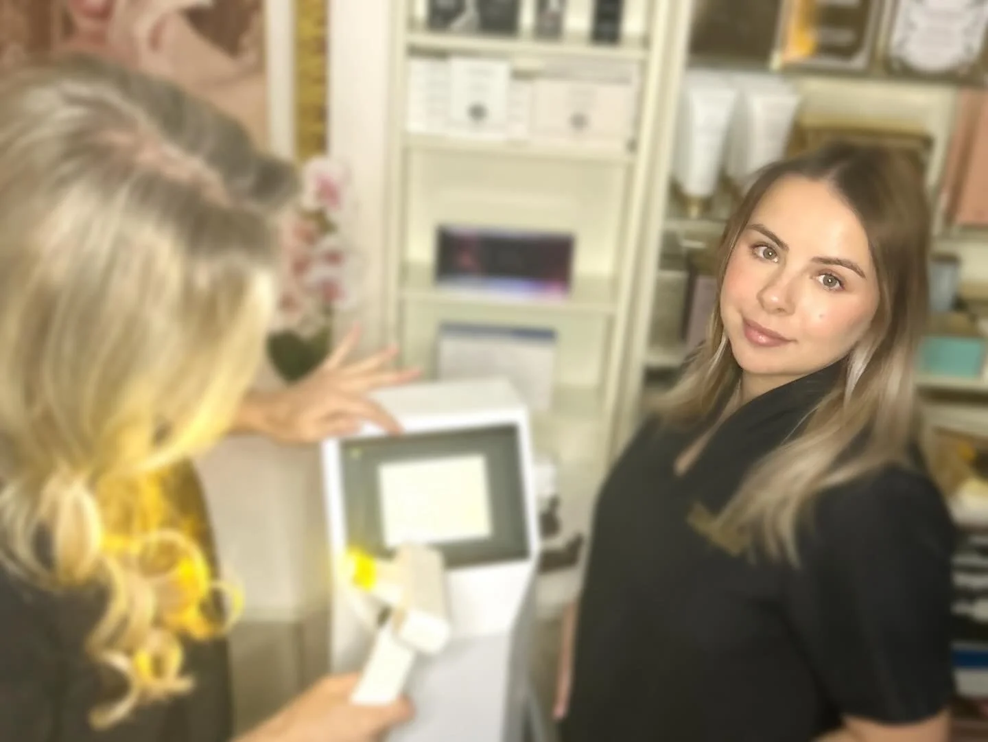 ✨ L&auml;r k&auml;nna v&aring;r hudterapeut Monica ✨

Monica &auml;r en av v&aring;ra fantastiska hud- och spaterapeuter och har arbetat inom branschen i snart 6 &aring;r. Med gedigen utbildning och ett stort hj&auml;rta f&ouml;r hudh&auml;lsa m&ouml