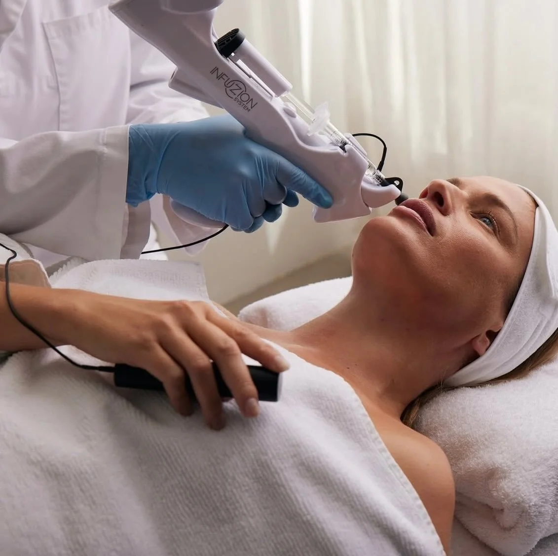 Varf&ouml;r vi p&aring; Bluhme &auml;lskarrrrrr Infuzion🤩

P&aring; Bluhme Clinic &auml;lskar vi Infuzion eftersom det &auml;r en behandling som verkligen kombinerar omedelbara resultat med l&aring;ngsiktig hudh&auml;lsa &ndash; helt utan n&aring;la