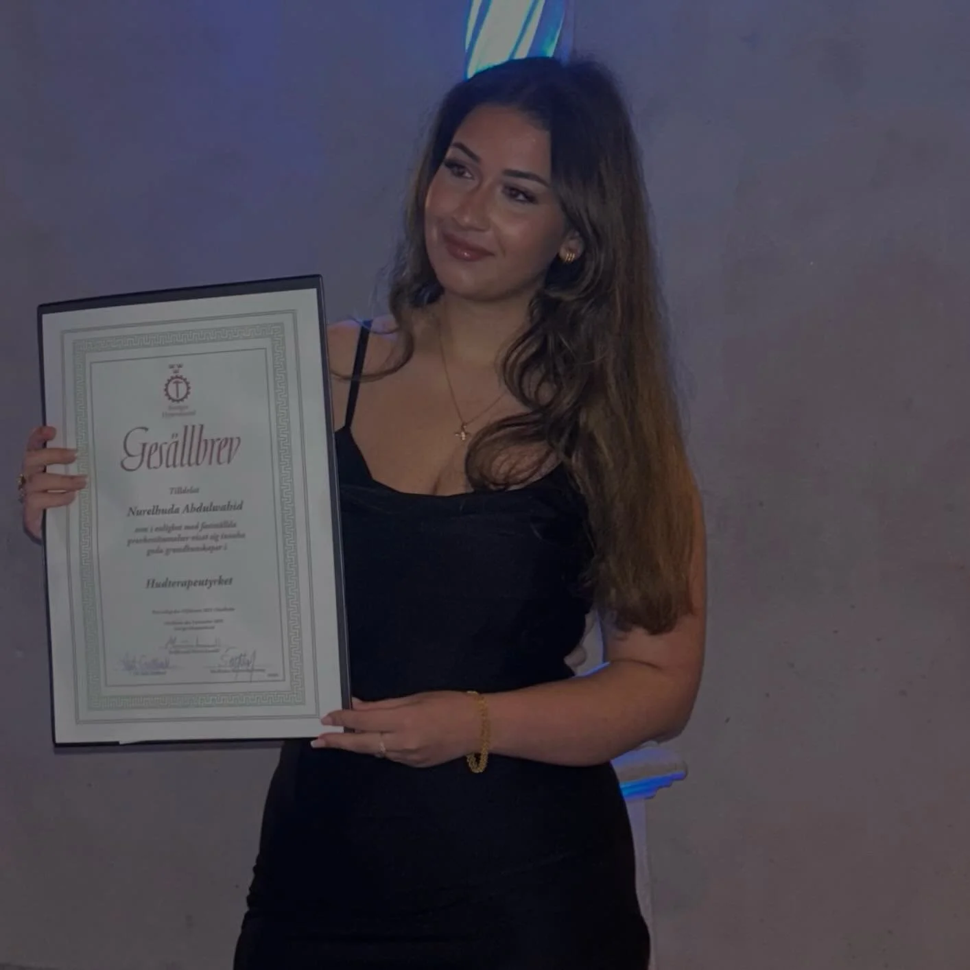 ✨ 5 fakta om Huda ✨😍

1️⃣ Hudas resa b&ouml;rjade av personliga sk&auml;l. P&aring; grund av sin PCOS b&ouml;rjade hon med laserbehandlingar, och d&auml;r v&auml;cktes intresset f&ouml;r hud, kroppen och hur man kan hj&auml;lpa andra att m&aring; b&