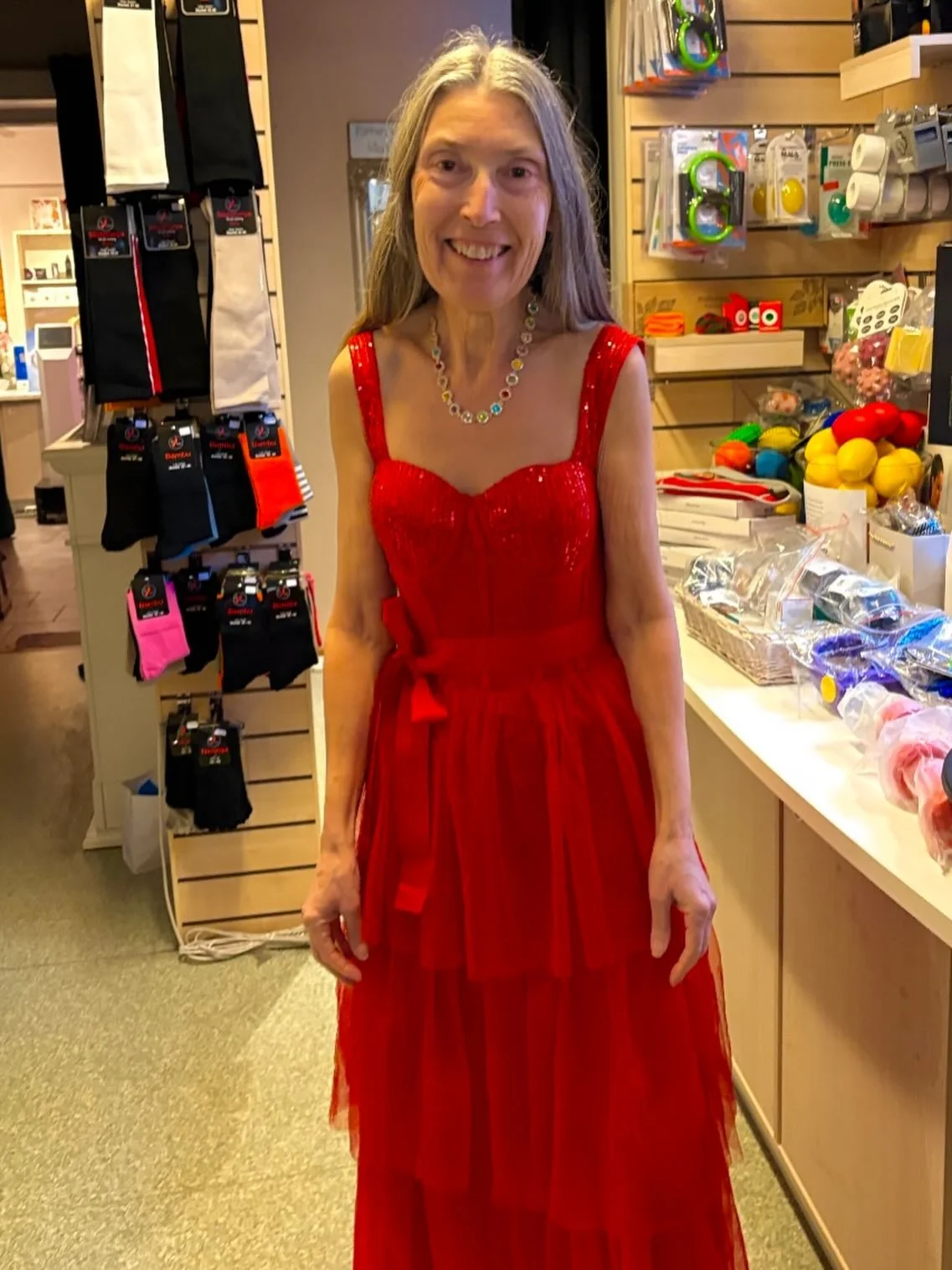 Kolla p&aring; denna underbart fina r&ouml;da f&auml;rg p&aring; v&aring;r fina kund ❤️✨

Ibland beh&ouml;ver man bara n&aring;got extra &ndash; en kl&auml;nning som f&aring;r en att k&auml;nna sig b&aring;de elegant och sj&auml;lvs&auml;ker. Den h&a