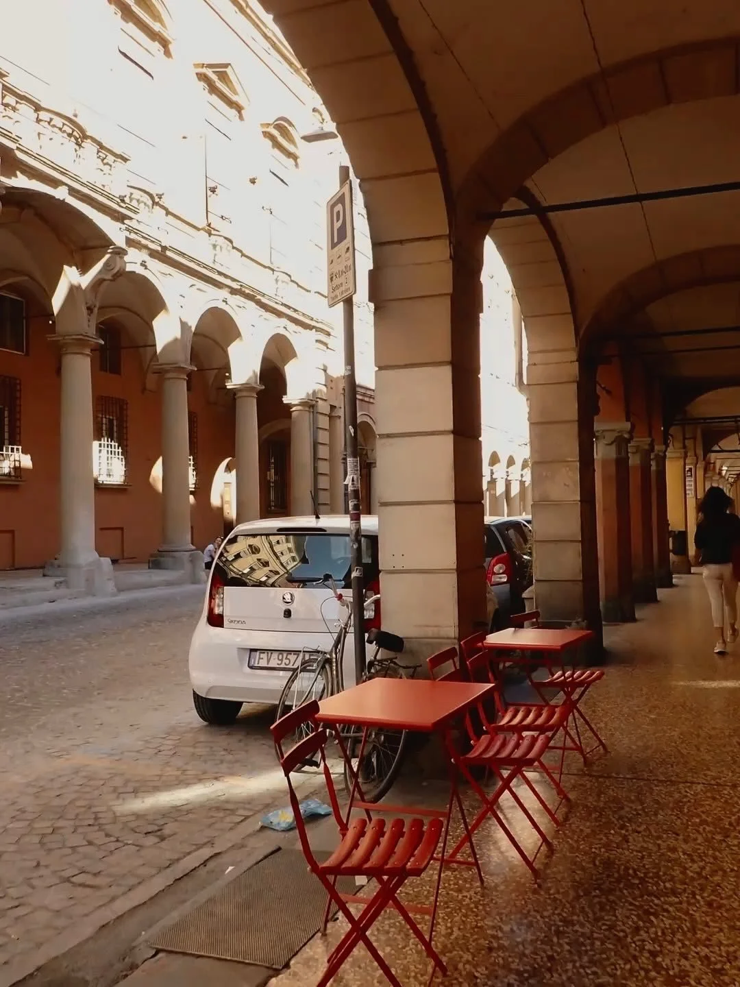 H&auml;lsningar fr&aring;n Bologna 🇮🇹

Jag &auml;r h&auml;r n&aring;gra dagar f&ouml;r leverant&ouml;rsm&ouml;ten, ink&ouml;p av v&aring;r- och sommarkollektionen och f&ouml;r att bes&ouml;ka Cosmoprof, v&auml;rldens st&ouml;rsta m&auml;ssa f&ouml;