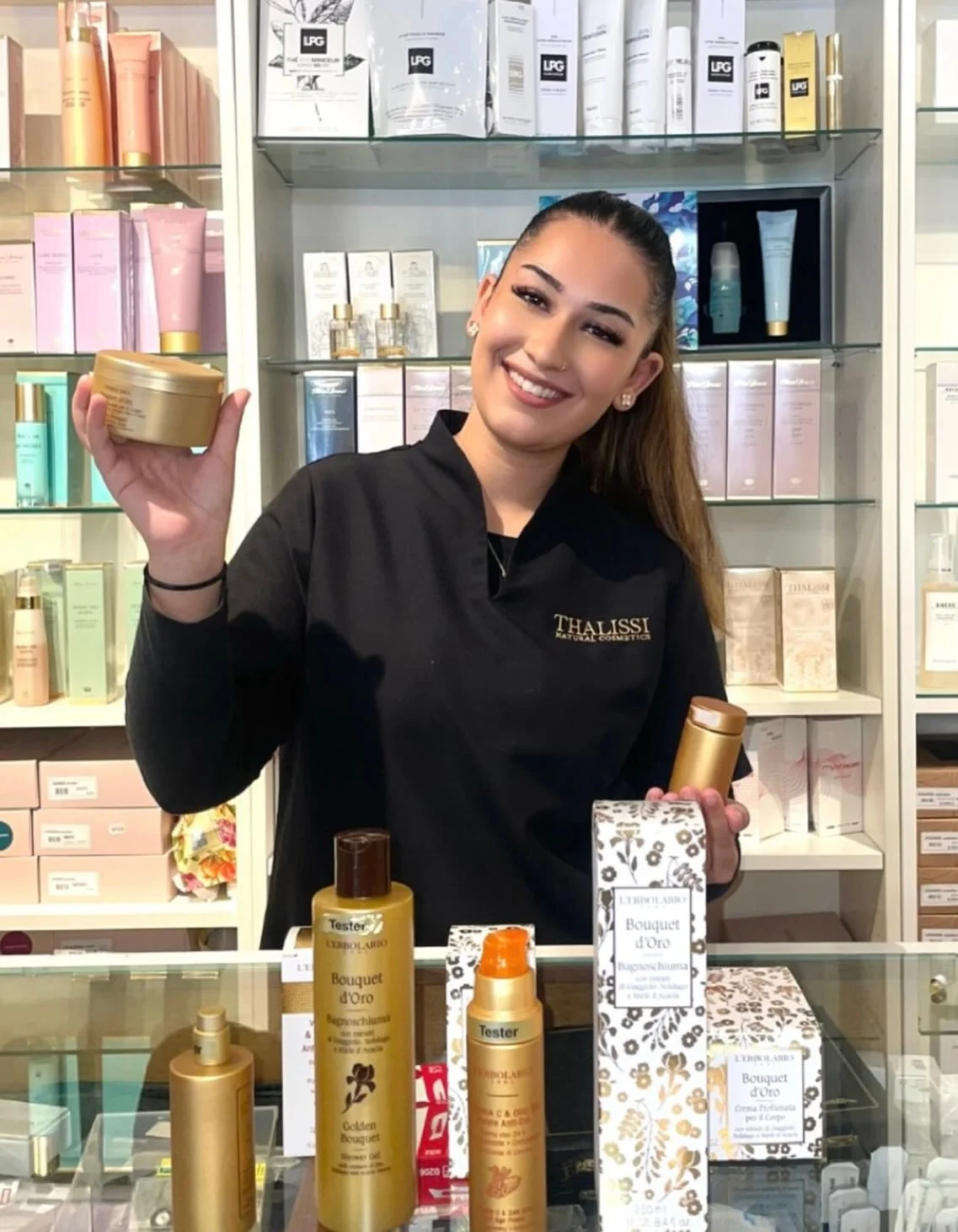 Kristi himmelsf&auml;rd = ledigt f&ouml;r m&aring;nga&hellip; men Huda? Hon jobbar s&aring;klart 😎☀️

Medan andra ligger i solen och f&ouml;rs&ouml;ker f&aring; &ldquo;gratis glow&rdquo;, s&aring; fixar Huda det p&aring; riktigt 🤩

Ansiktsbehandlin