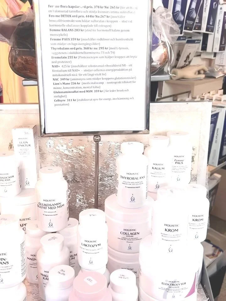 🩷KOM IN &amp; K&Auml;NN SKILLNADEN 💊🩷

Vi har fyllt hyllorna med favoriter fr&aring;n Holistic &ndash; kosttillskotten som folk &auml;lskar f&ouml;r att de faktiskt t&auml;nker HELHET 💫

H&auml;r hittar du inte bara &ldquo;lite vitaminer p&aring;