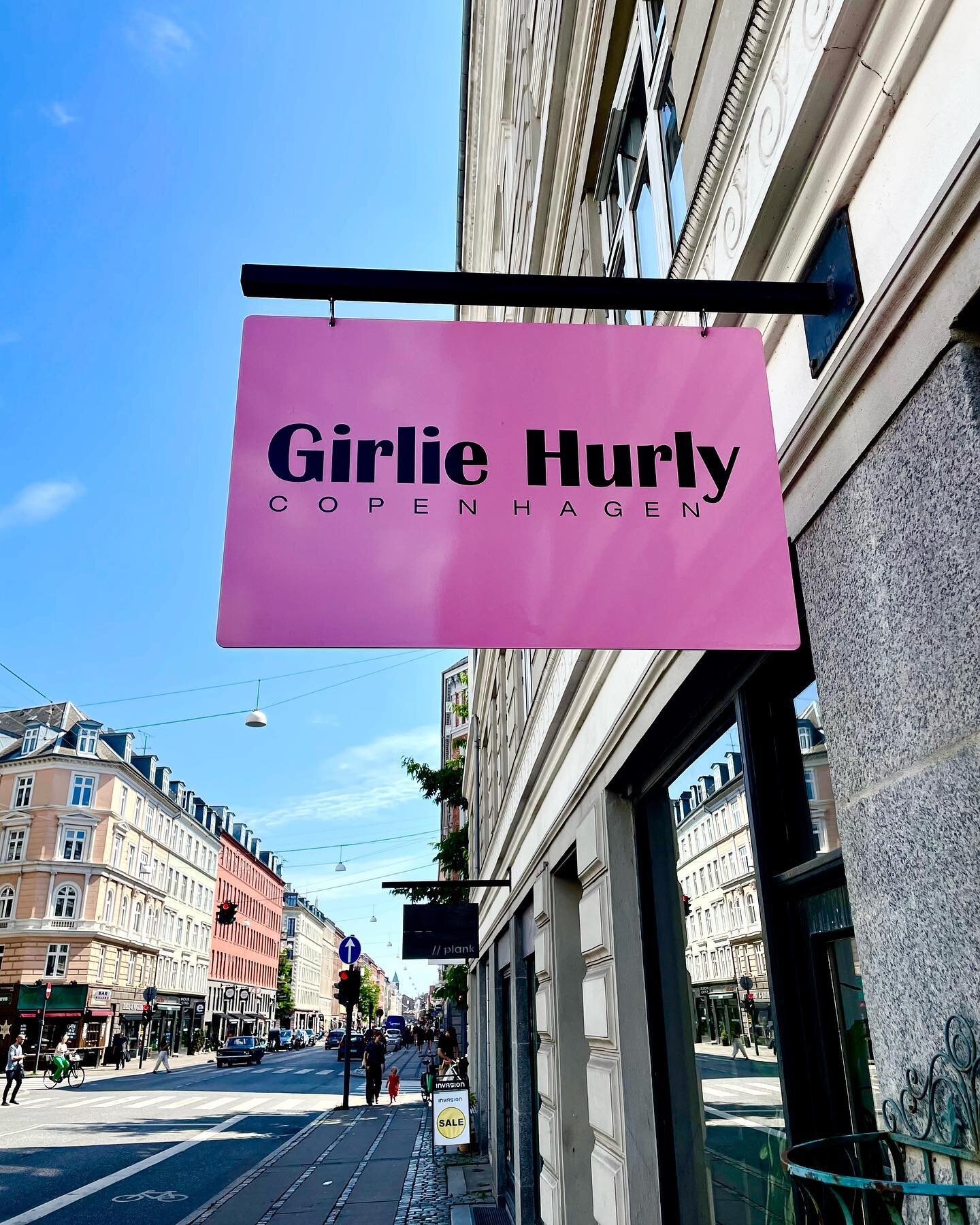 Girlie Hurly er en institution p&aring; Vesterbro. I morgen har Tine haft sin lille biks &aring;ben i 25 &aring;r. Det fucking sejt g&aring;et tillykke til Girlie Hurly.
#girliehurly #shopping #jubil&aelig;um #sj&oslash;rlis #girlipower