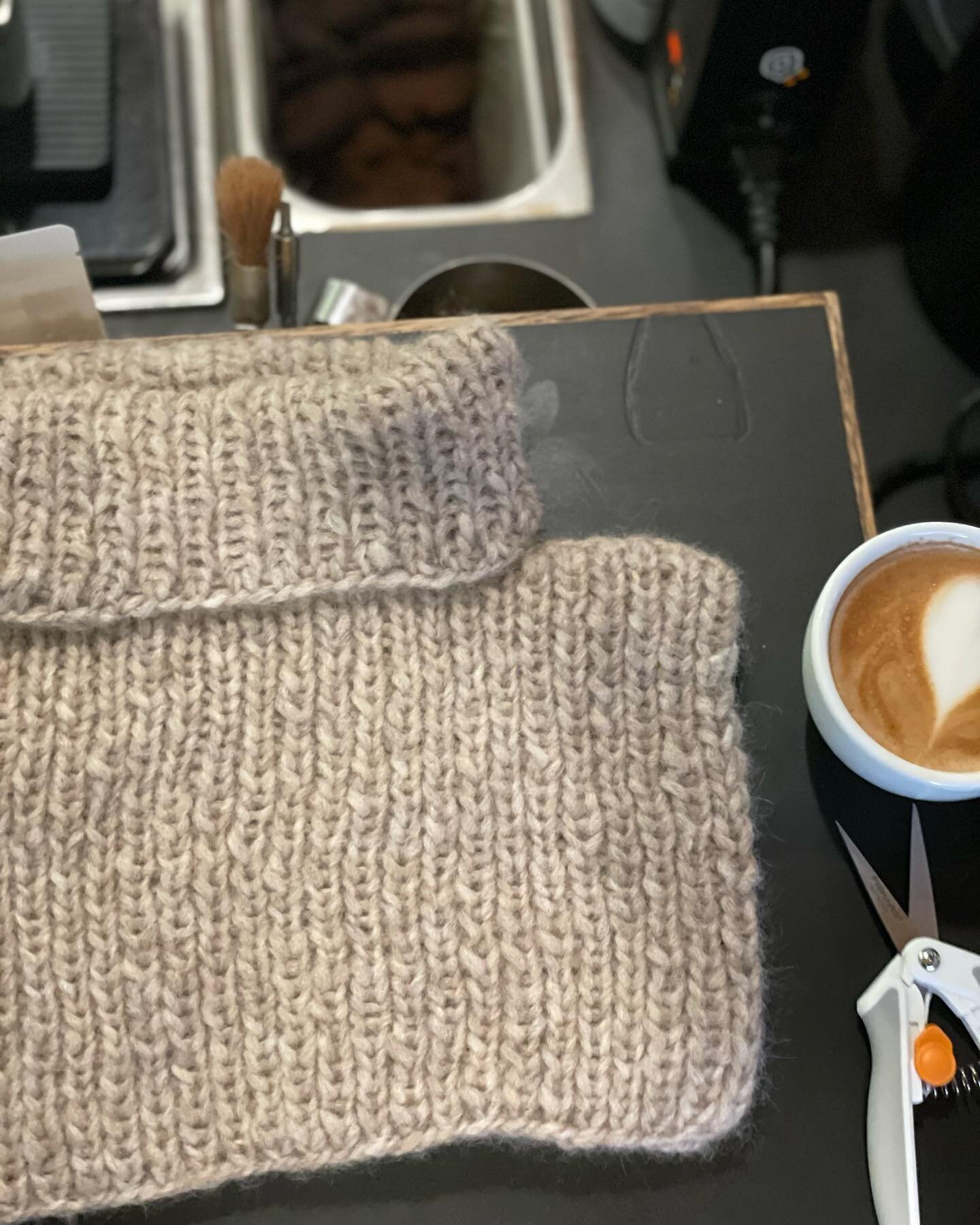 Juleferie = strik af halsedisser og uendelige m&aelig;ngder af kaffe

#knitting #halsedisse #strik #kaffe #sj&oslash;rlis #sjorlis