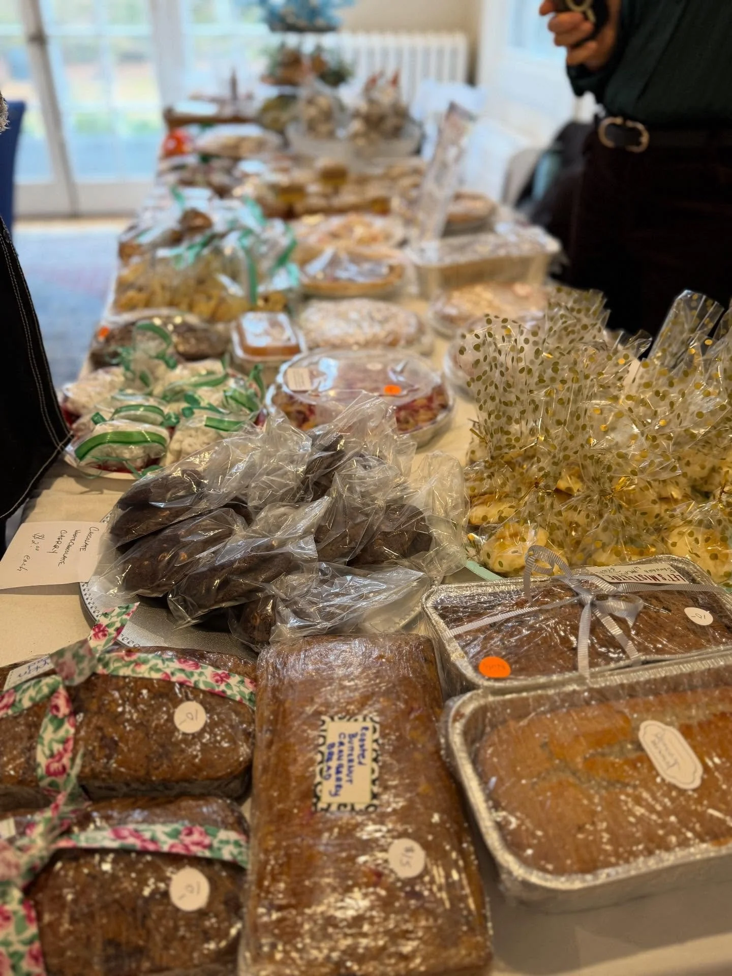 Come shop our Holiday Market &amp; Bake Sale today from 10-3! Proceeds go to benefit Gather and Operation Blessing! Come shop and support some amazing local non-profits this holiday season! #gathernh #operationblessingnh #seacoastnh #gfwc #gfwcnh por