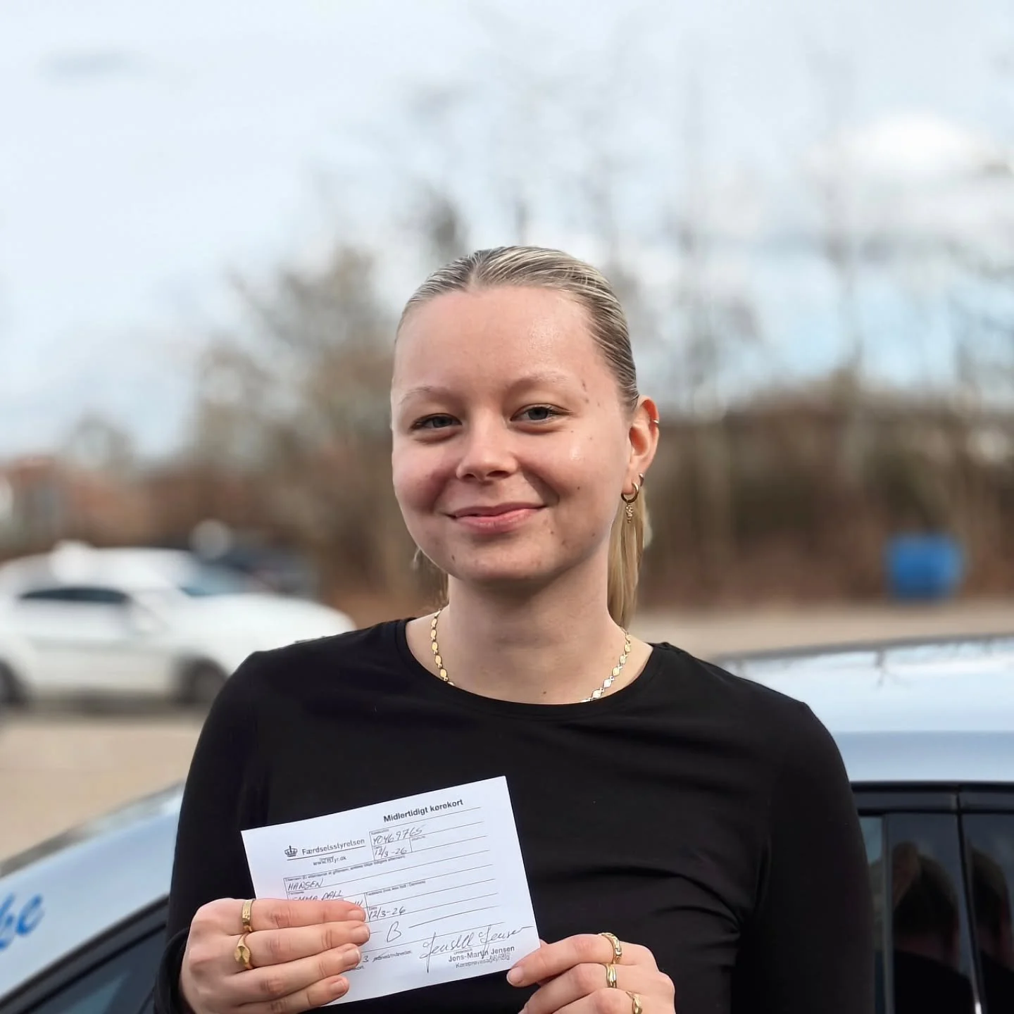 Tillykke med k&oslash;rekortet, Emma!👍😎🏁🚗💨

Der er &aring;bent for tilmelding i 2026 og 2027:
🖥️www.aaloekkekoereskole.dk
📧 trygivolvo@yahoo.dk
☎️60611799