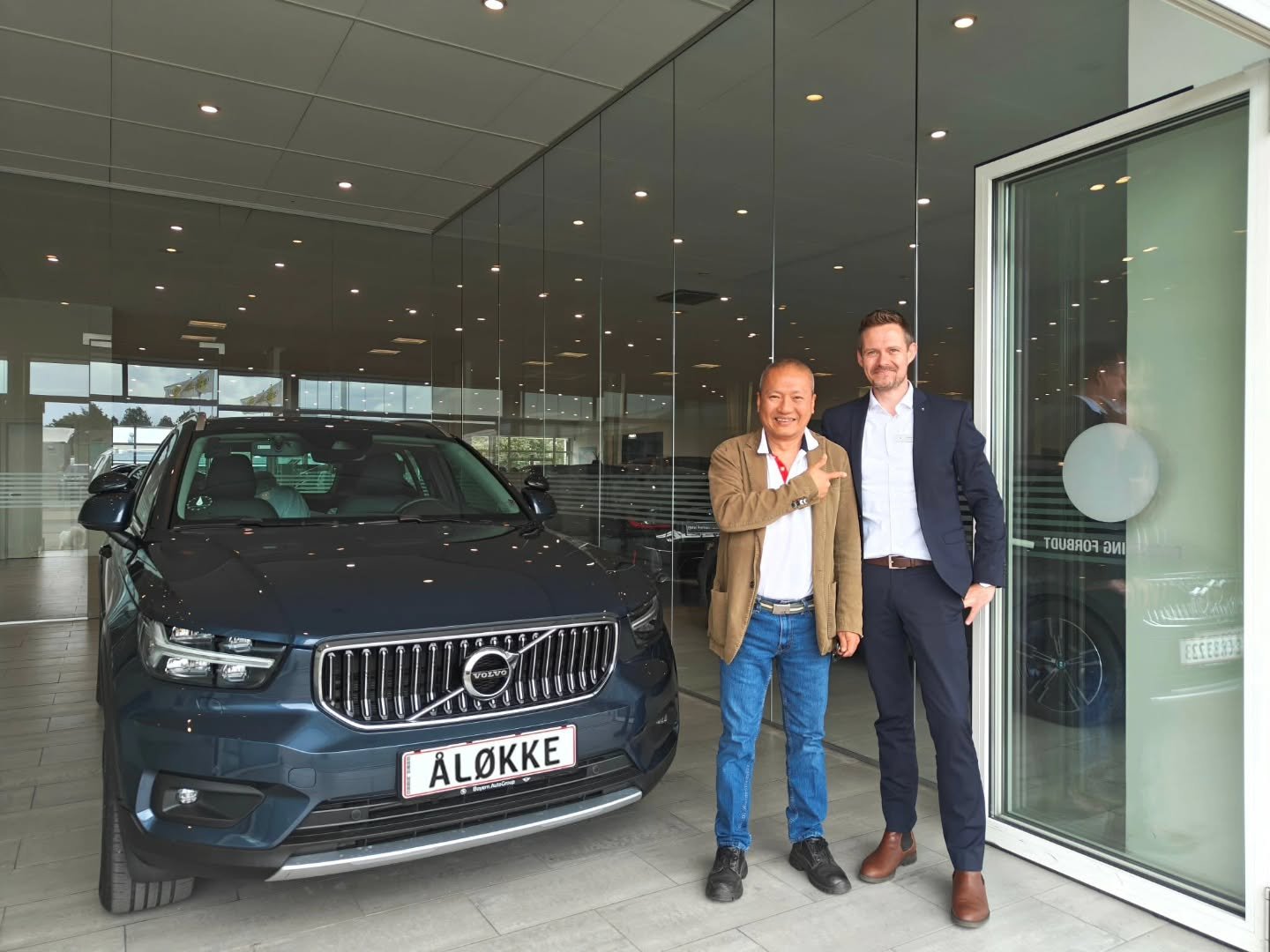 K&aelig;re alle, 

Nu har Volvoen f&aring;et sagt farvel til Steffen ved BMW Bayern AutoGroup A/S og er trillet ud til k&oslash;reskolen. Jeg gl&aelig;der mig rigtigt meget til at tage imod de nye elever, der har sagt ja til undervisning i automatgea