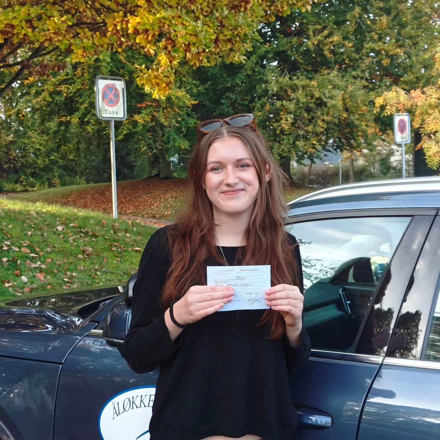 Tillykke med k&oslash;rekortet, Anna! 😎🏁🚗💨
Tusinde tak for at navngive vores nye skolevogn Viva (Volvo).Du er hermed Vivas gudmor, Anna😅 
Du har jo ogs&aring; l&aelig;rt mig 🤏 Tak for det😅

K&oslash;rekort med manuelt- og automatgear🚗🚘

Der 