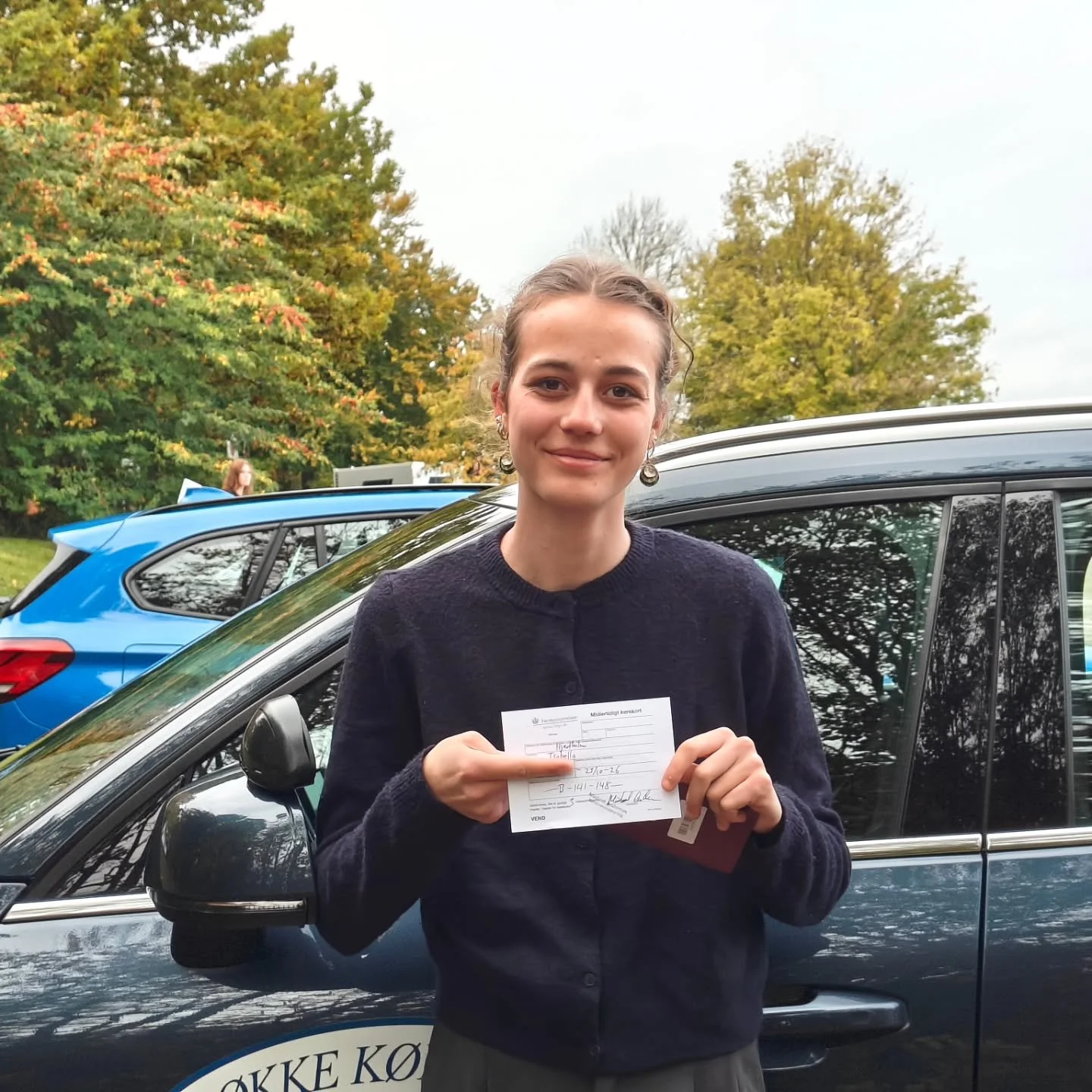 Tillykke med k&oslash;rekortet, Isabella! 😎🏁🚗💨

S&aring; er det slutter med at Anna og Sine kommer karameller p&aring; dit hoved i teorilokalet!🍬😅

K&oslash;rekort med manuelt- og automatgear🚗🚘

Der er &aring;bent for tilmelding i 2026 (sidst