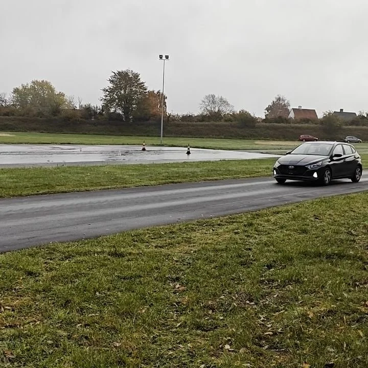 Man&oslash;vrere p&aring; glatbane😜
Husk lyd🔊

K&oslash;rekort med manuelt -og automatgear🚗🚘
Tilmelding holdstart og f&oslash;rstehj&aelig;lpskursus🚗⛑️her:
📧 trygivolvo@yahoo.dk 
☎️60611799
#k&oslash;reskole
#odensek&oslash;reskole
#k&oslash;re
