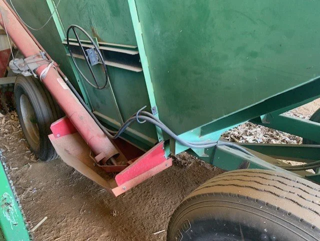 UNVERFERTH 325 D.jpg