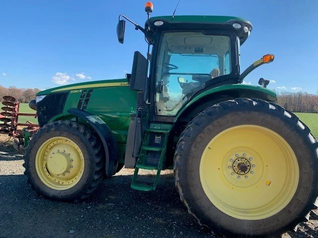 JOHN DEERE 7230R C.jpg