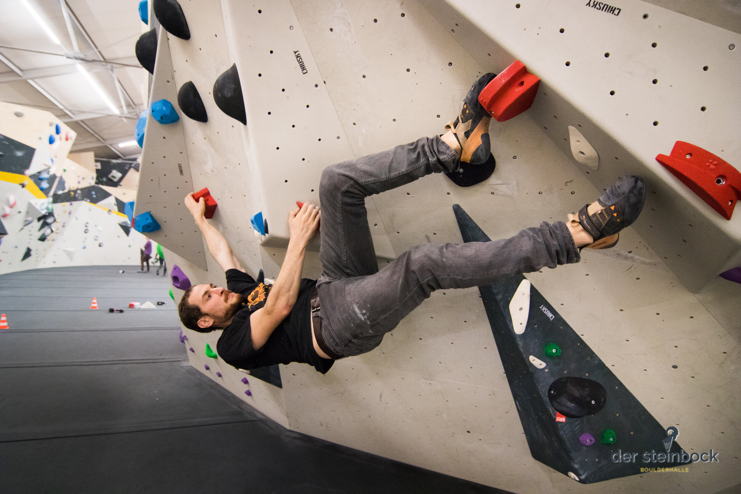 irgendwie in der Wand verknoten, dann hälts schon…