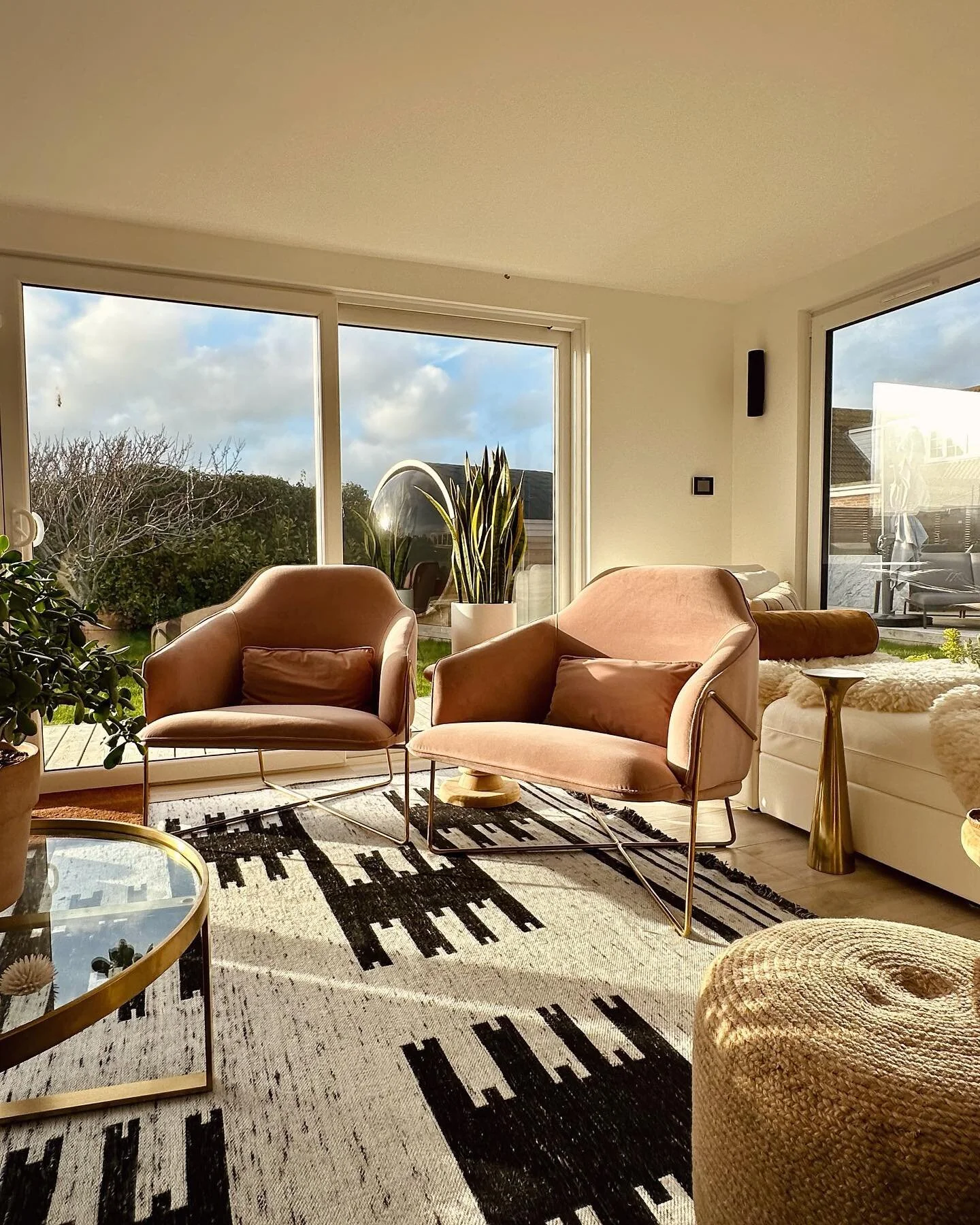 Golden hour at The Retreat &hellip; perfect spot for a sundowner cocktail 🍸 #cambersands