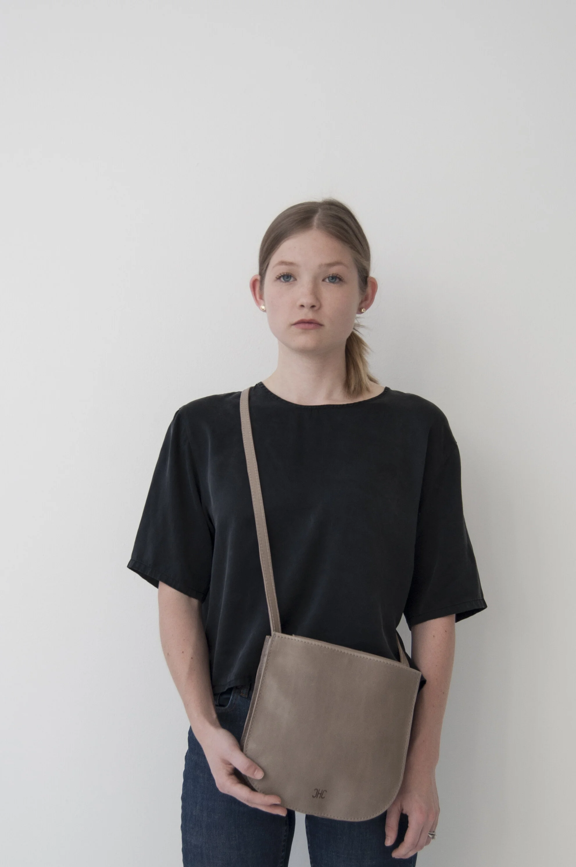 CHC_emitcross_taupe_modelstill_female_17.jpg