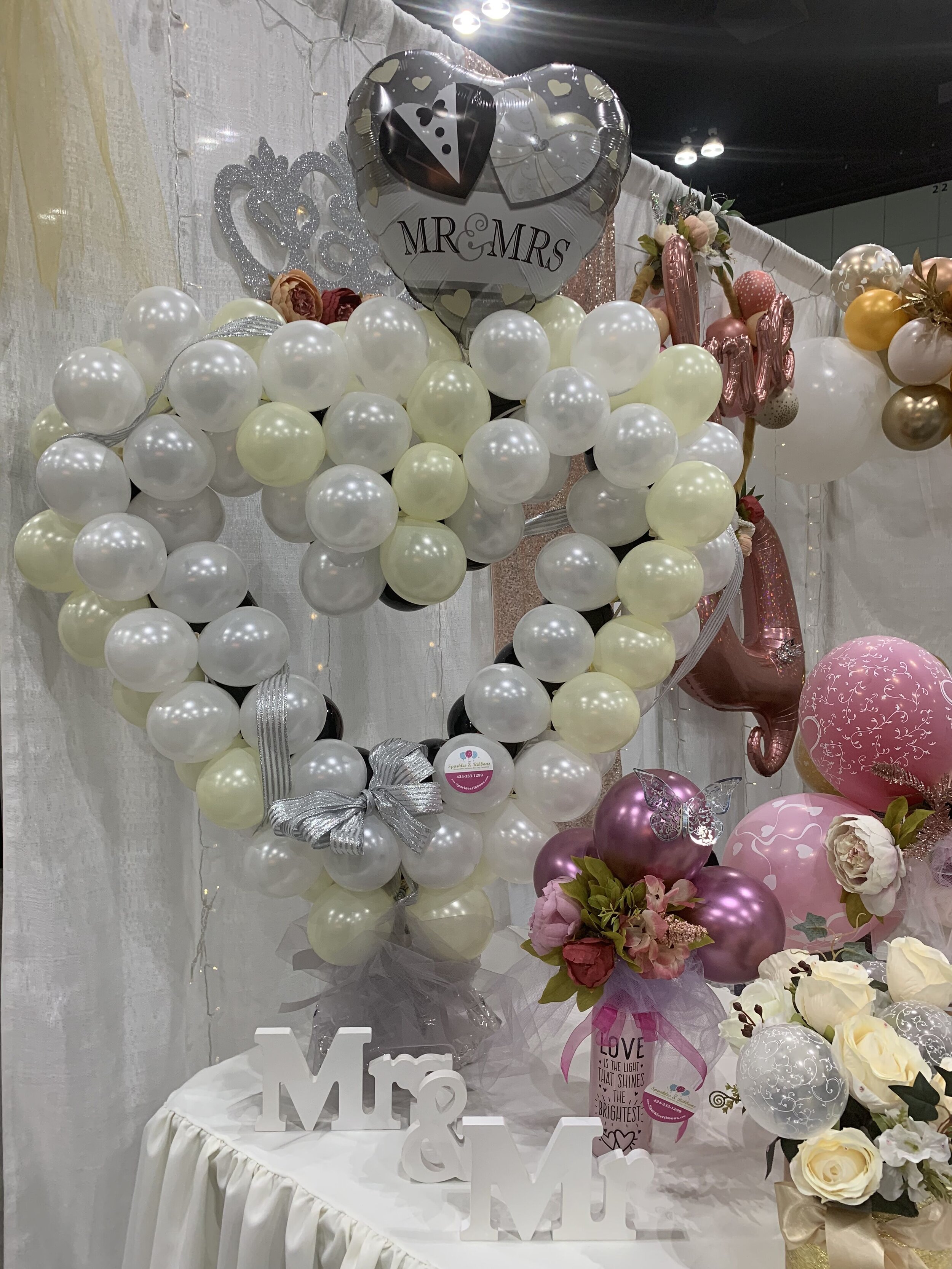 LARGE CENTERPIECE - BALLOON HEART FOR WEDDING WITH SPECIAL RIBBON AND FOIL ON TOP.jpeg