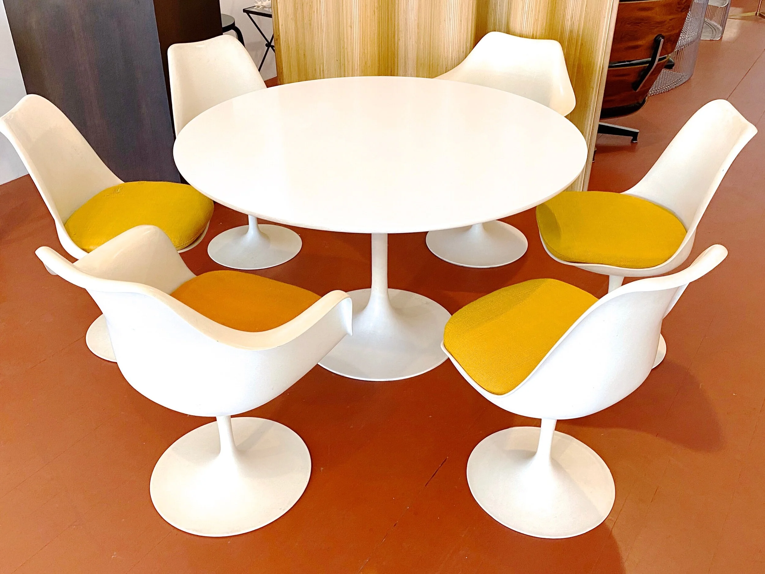 Tulip table and chairs vintage hotsell