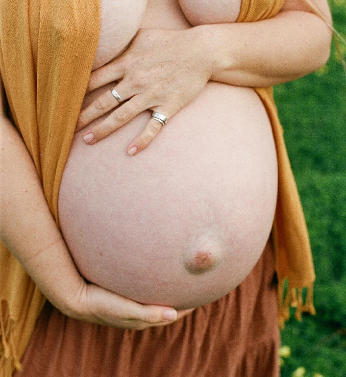 Oooh I am really loving this spring-time weather we&rsquo;re having. Greenest of greens and bright blue skies. Come make art with me. Bare skin always welcome. 

#shootitwithfilm #sanfranciscobirthphotographer #sfnewbornphotographer #homebirth #birth