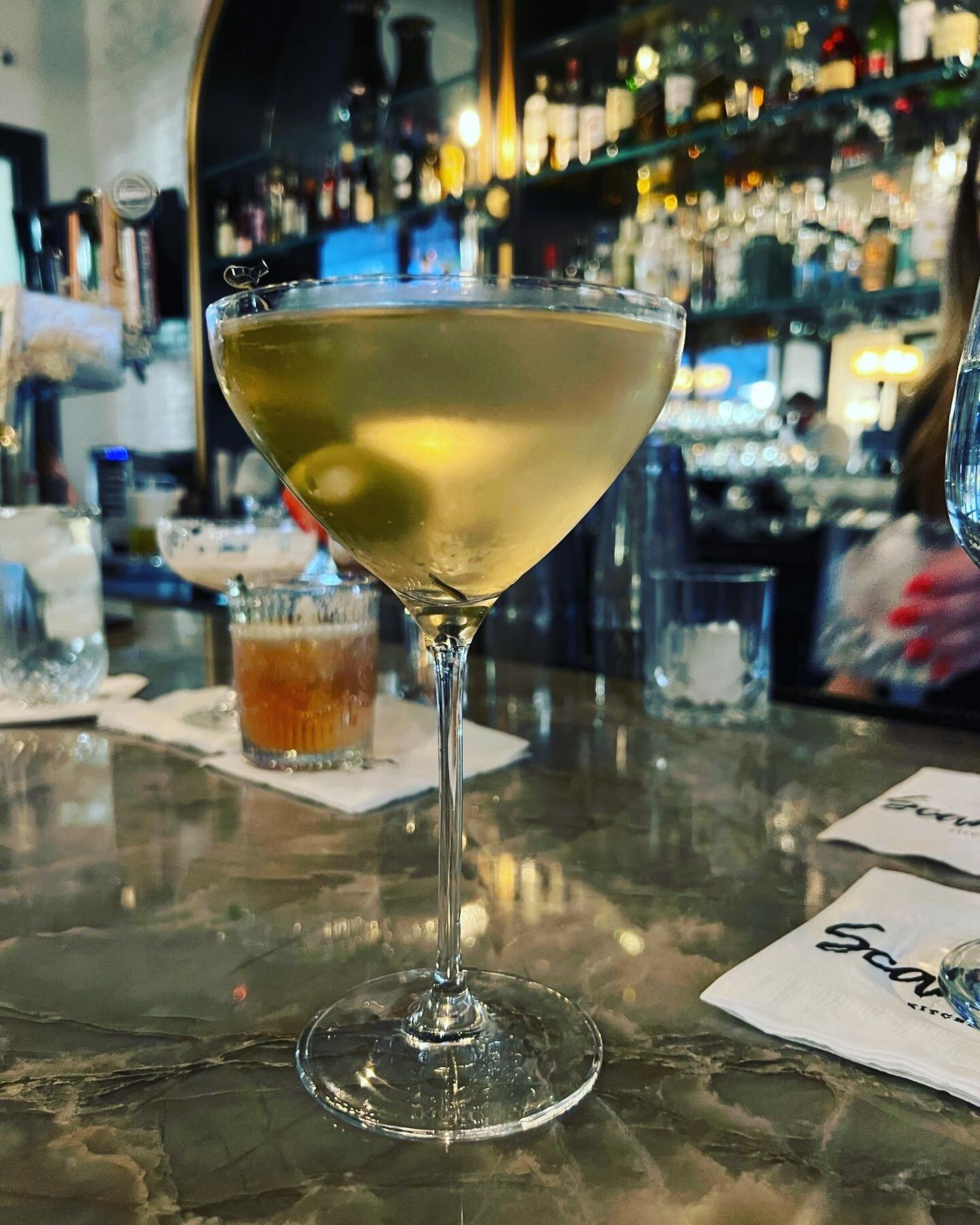 Throwback Thursday Happy Hour 🍸 $4 off Martinis + some JAMES RIVER OYSTERS for 1/2 off 😋 

#happyhour #welldrinks #craftcocktails #specials #bites #appetizers #burger #senderomarketplace