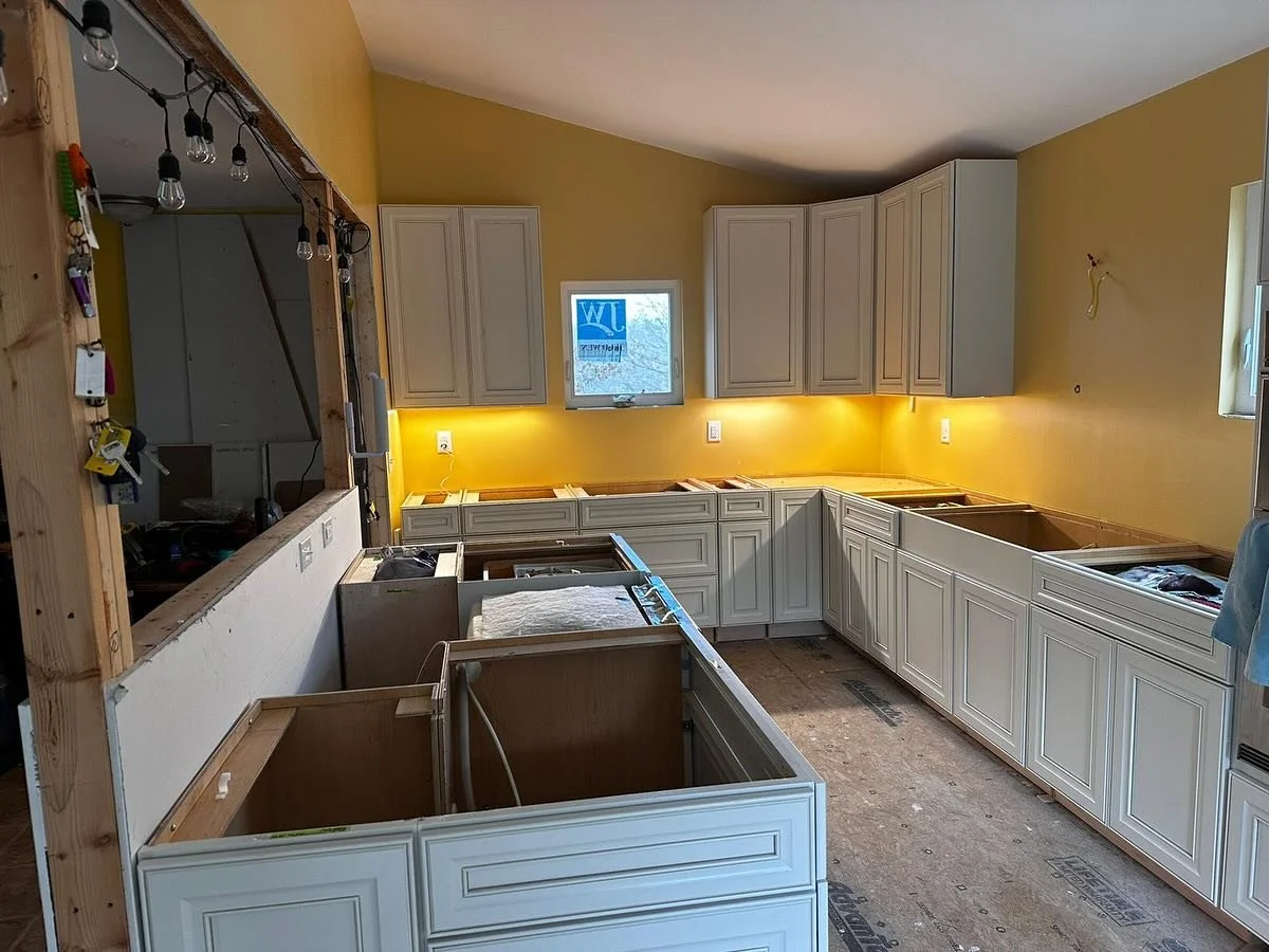 Bautiful countertops in Black Pearl Granite. HOT
 
 Visit us at, 2002 NC hwy 54 Graham NC  Contact us for your new upgrade!
#kitchendesign #granitecountertops #unique #kitchenremodel #durham #elegantstyle #carync #salesalesale #highquality #kitchenre