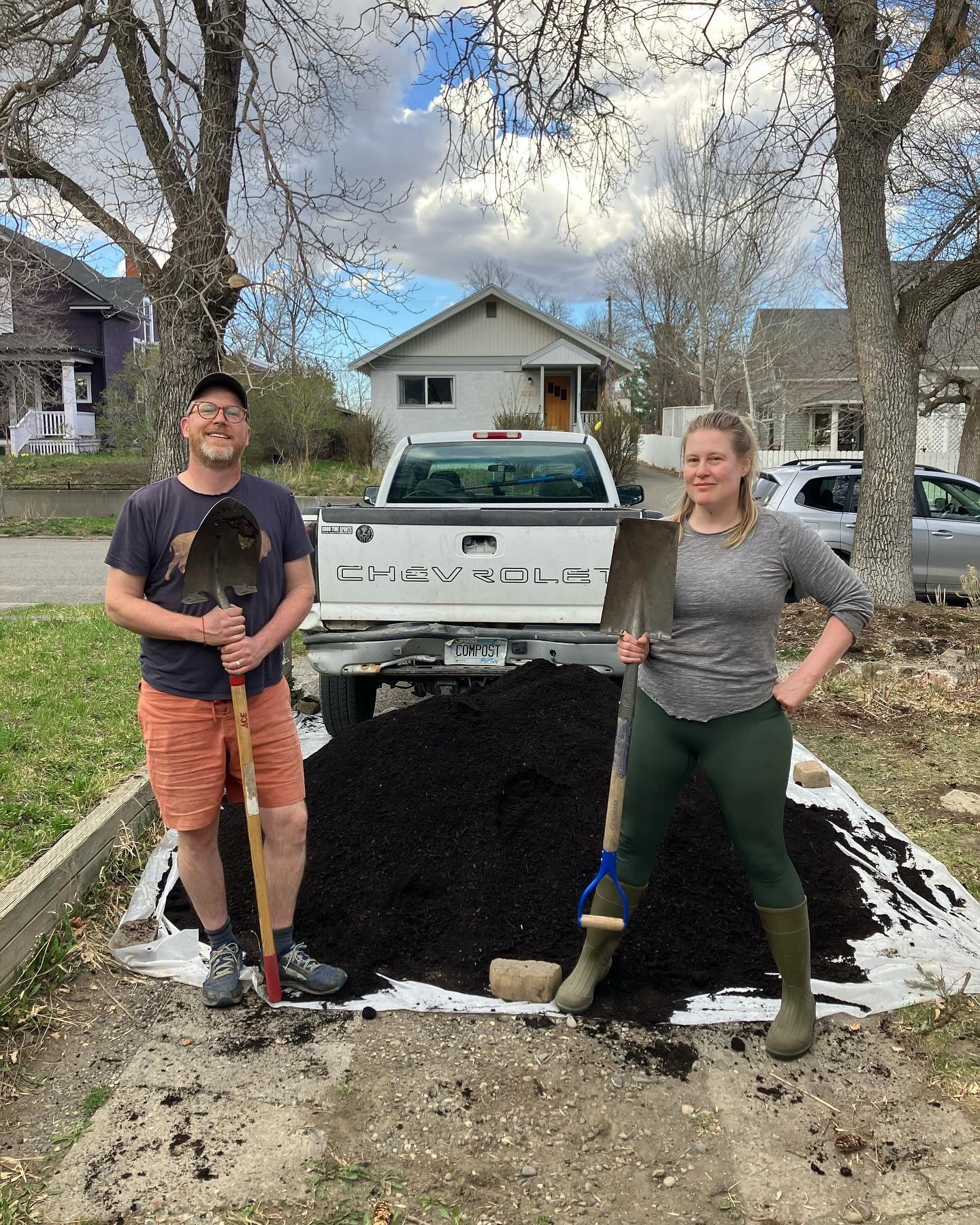 Compost delivery but make it American Gothic. 

Turns out ducks love compost too!

@claybolt @battlecatz