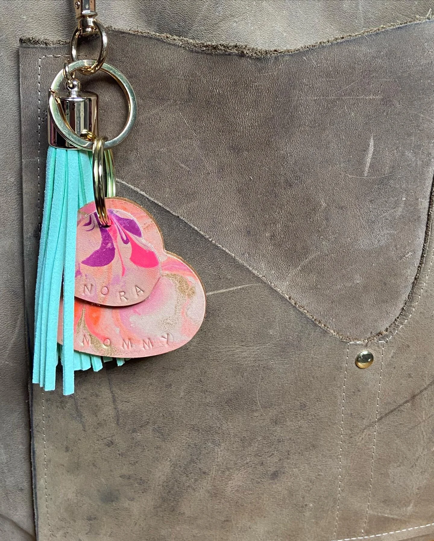 I made my bestie @bgibson135 a gorgeous leather bag for the holidays and haven&rsquo;t gotten to post it yet. Check out that front pocket! I just love a raw hide pocket placement. For valentines days I made her and her daughter heart key tags to add 