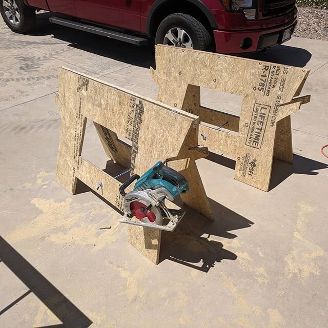 Finally decided to make it a priority and build some saw horses that will last more than 6 months.

#sawhorses #jackasshorse #framing