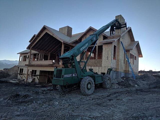 When your telehandler is to small to set the chimney so you have to reset and push it the rest of the way up.

#limitlessbuilding #framing #telehandler #dynalift